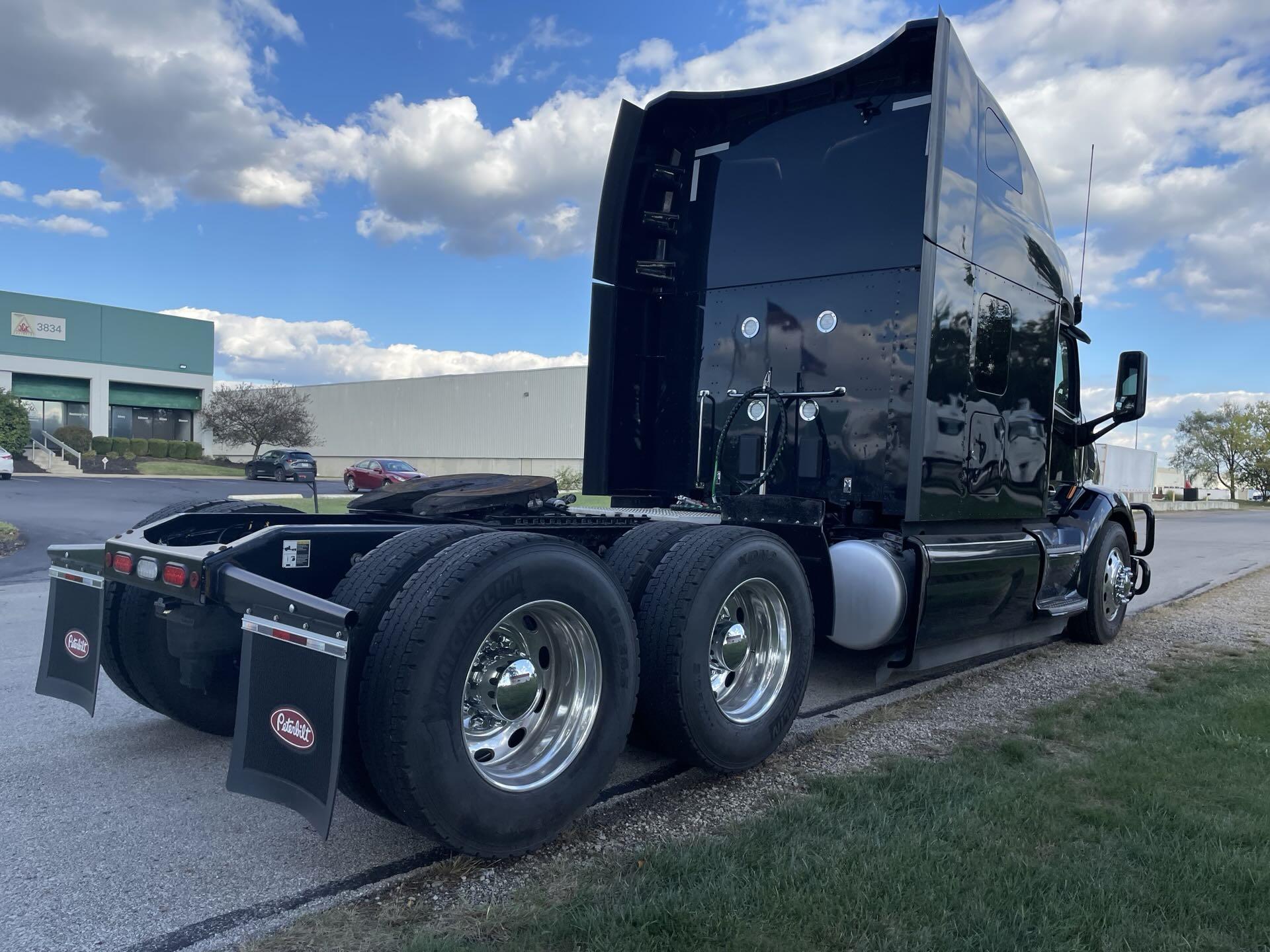2022 Peterbilt 579 - image 4