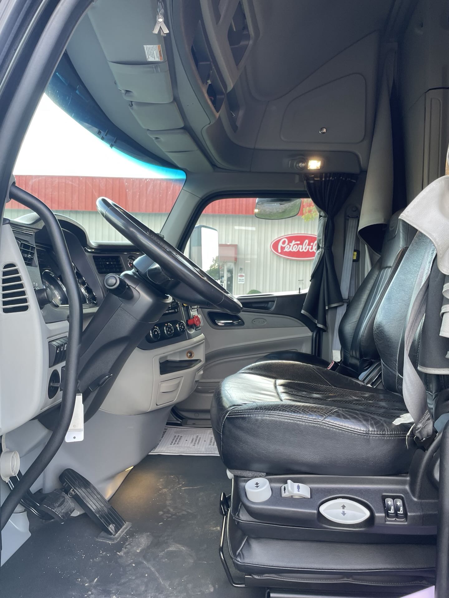 2022 Peterbilt 579 - image 12