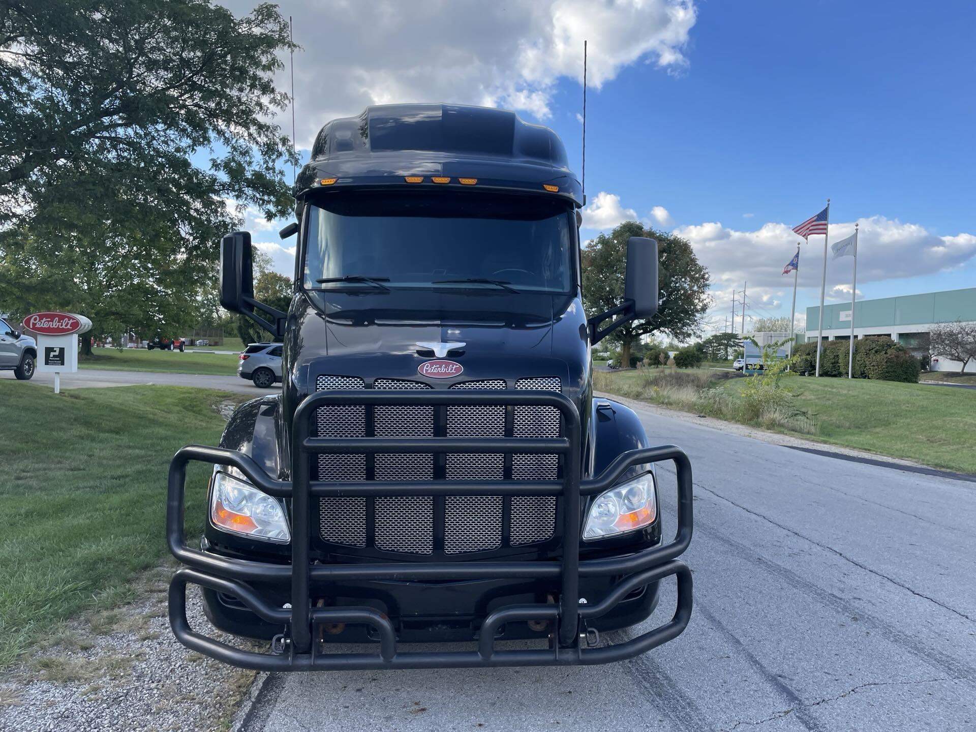 2022 Peterbilt 579 - image 2