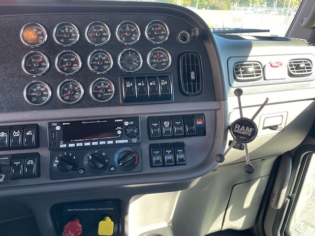 2022 Peterbilt 389 - image 13