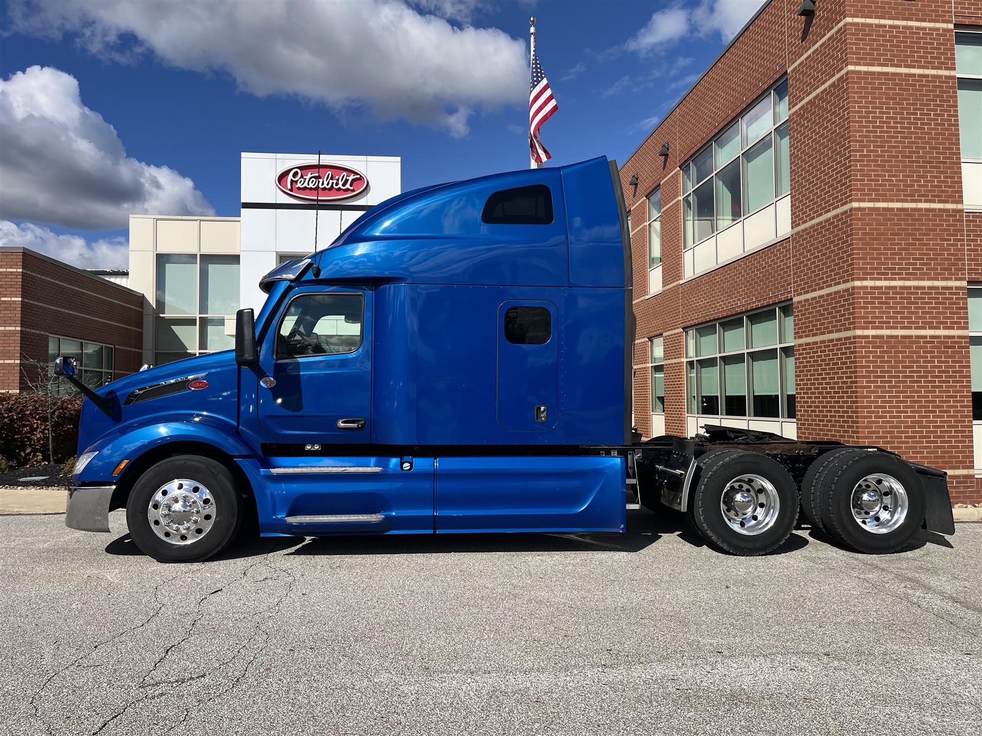 2022 Peterbilt 579 - image 2