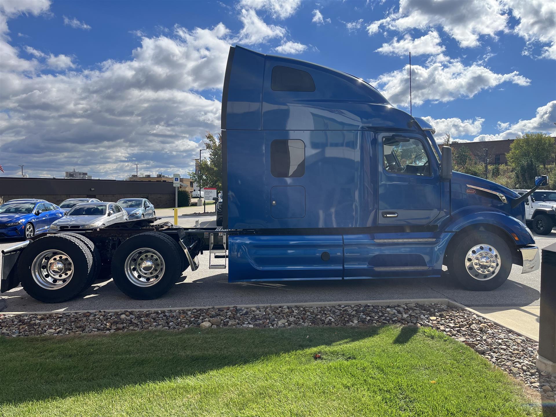 2022 Peterbilt 579 - image 3