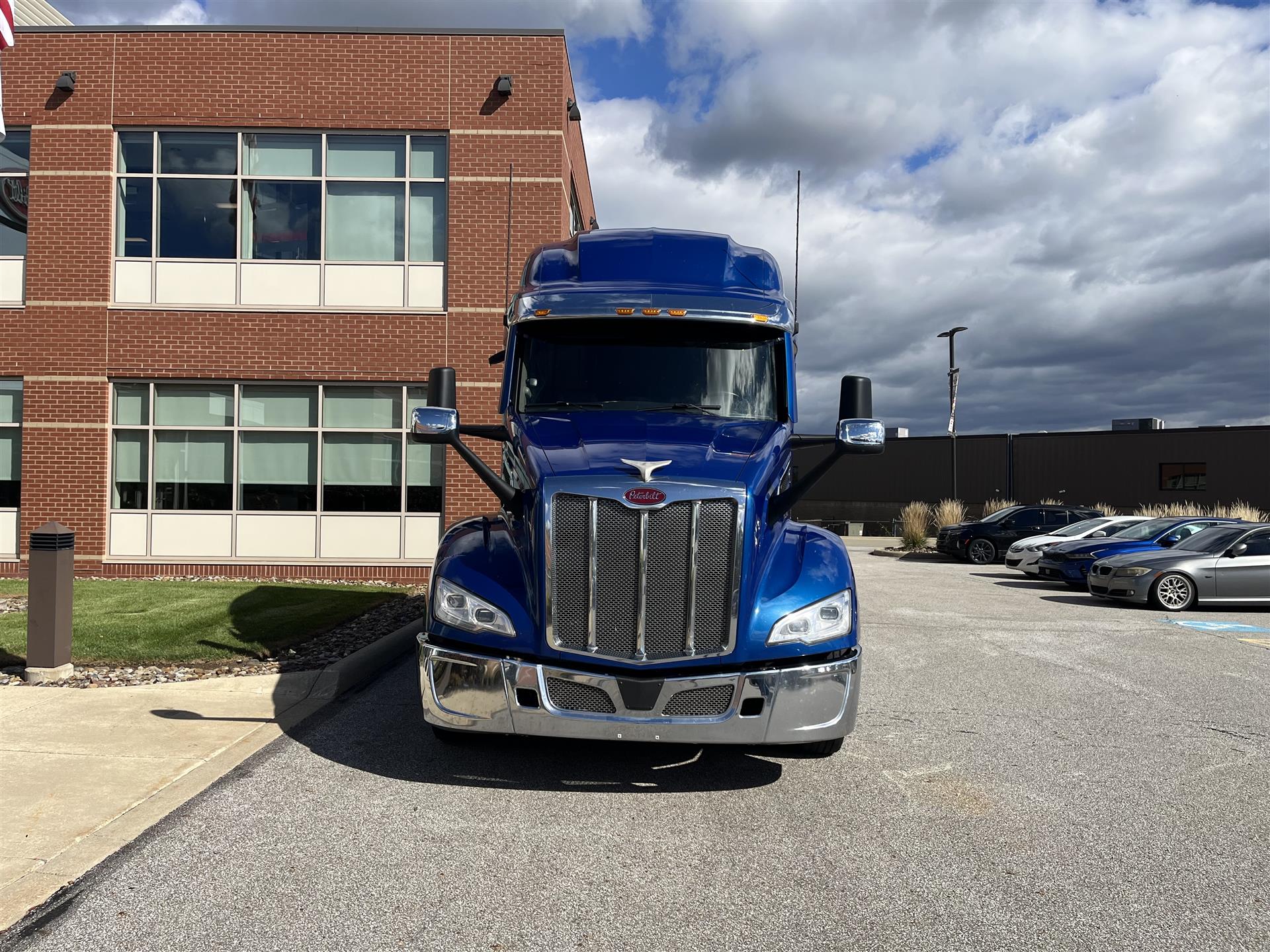 2022 Peterbilt 579 - image 4