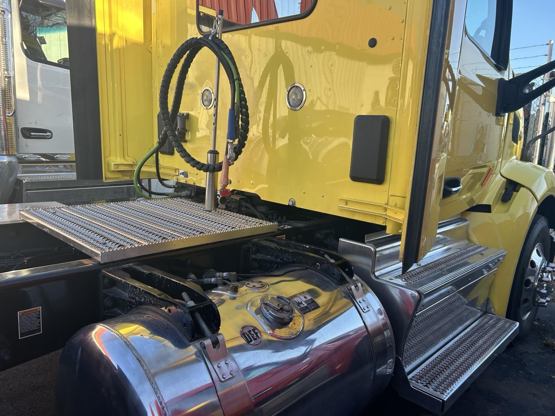 2021 Peterbilt 579 - image 3