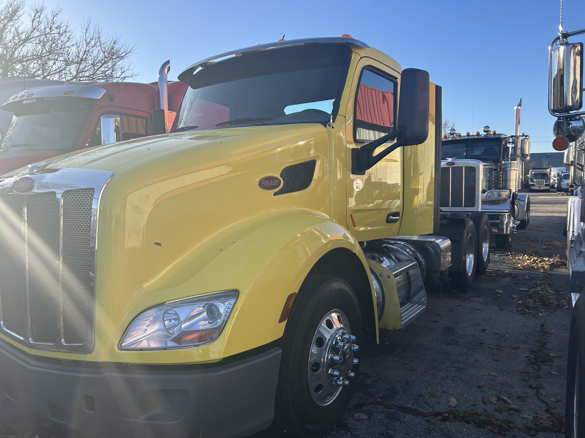 2021 Peterbilt 579 - image 2