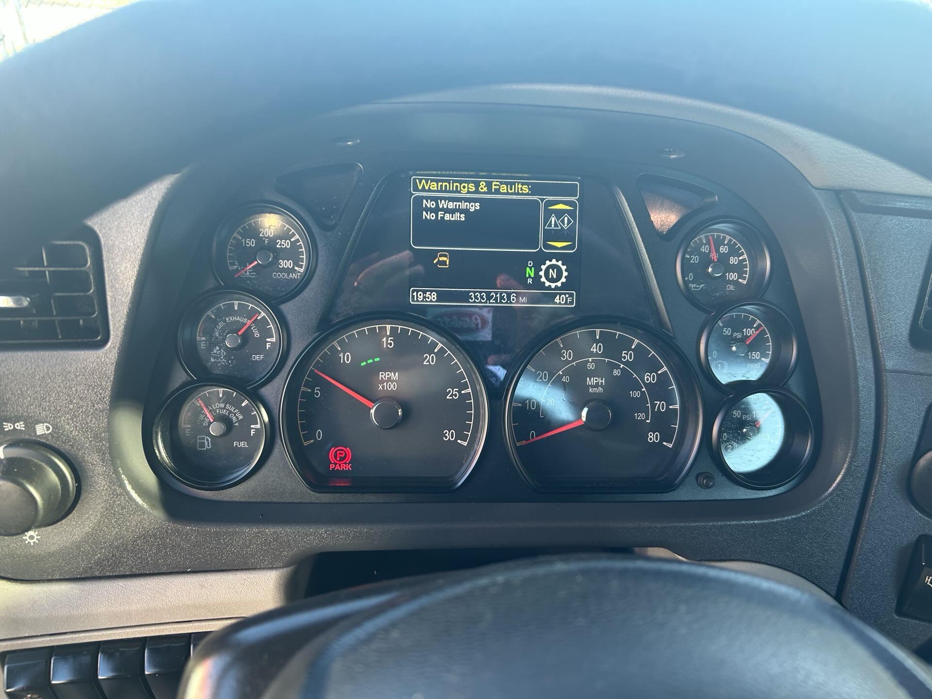 2021 Peterbilt 579 - image 10