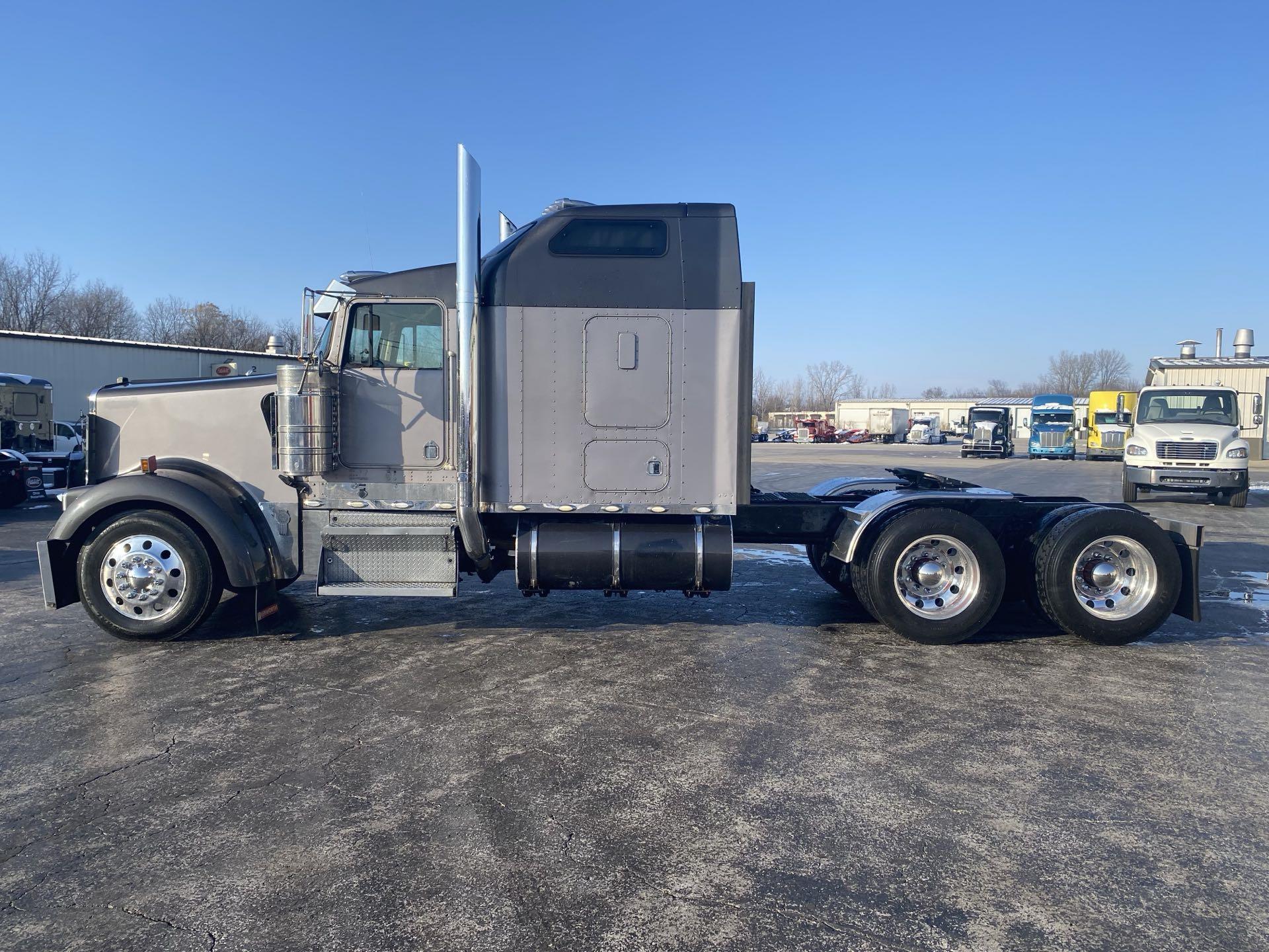 2000 Kenworth W900 - image 4