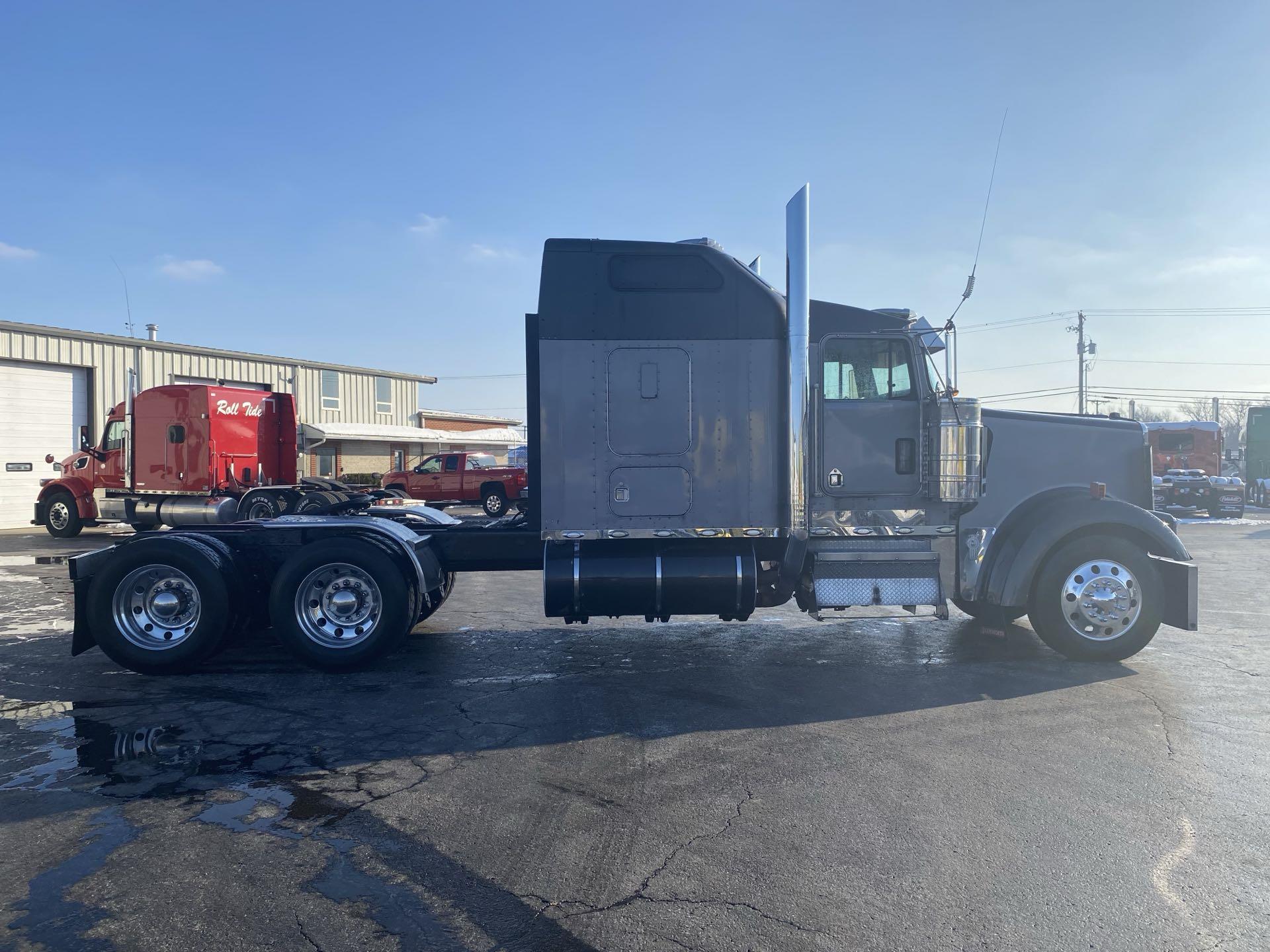 2000 Kenworth W900 - image 7