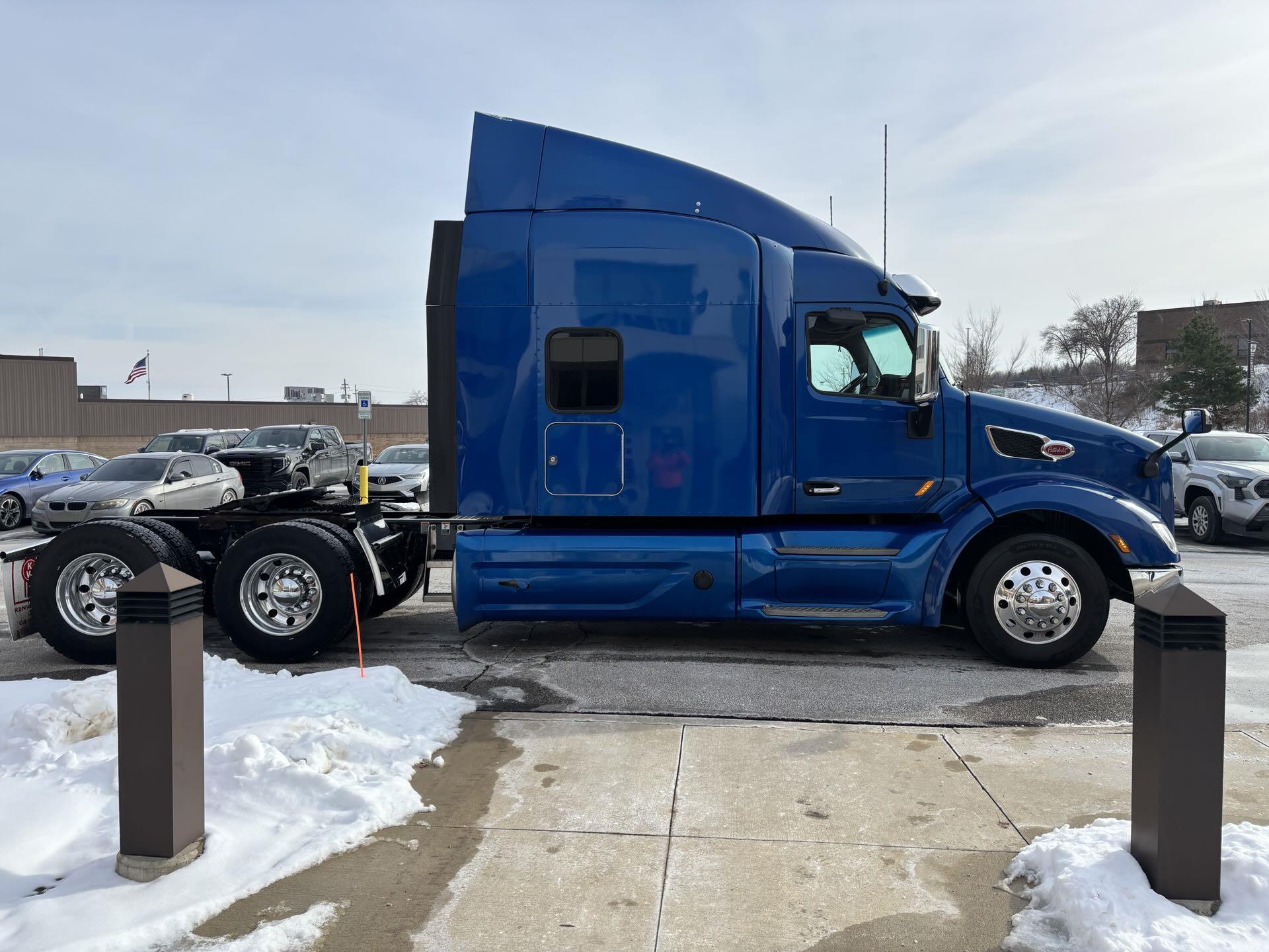 2020 Peterbilt 579 - image 3