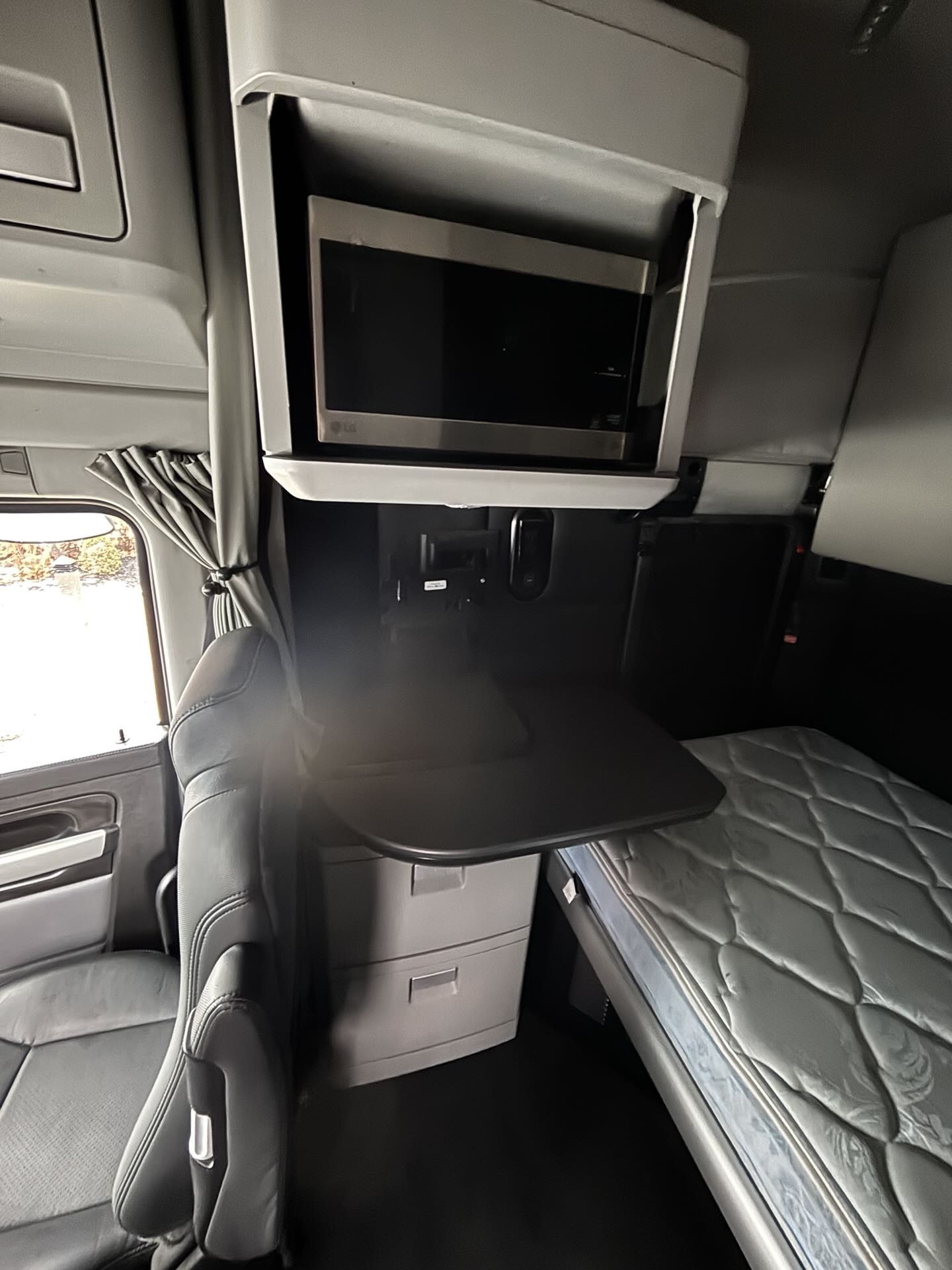 2024 Kenworth W990 - image 11