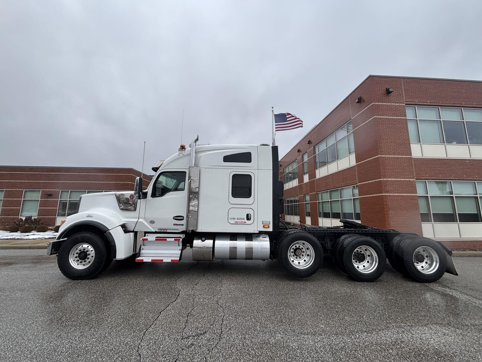 2024 Kenworth W990 - image 2