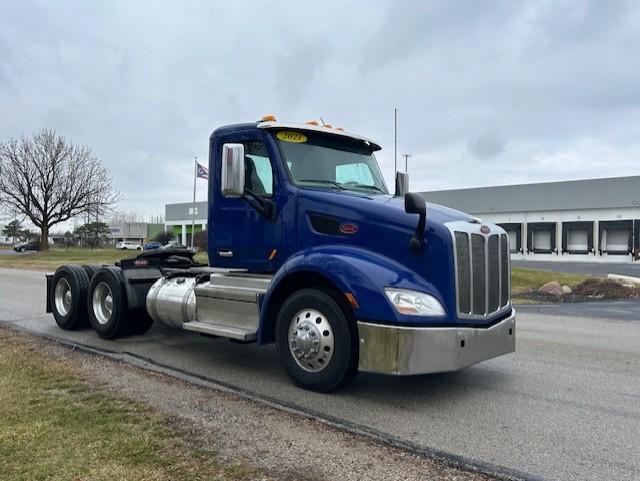 2021 Peterbilt 579 - image 2