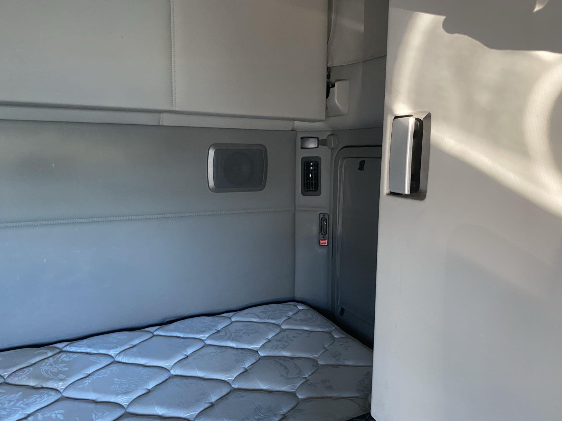 2021 Kenworth T680 - image 14