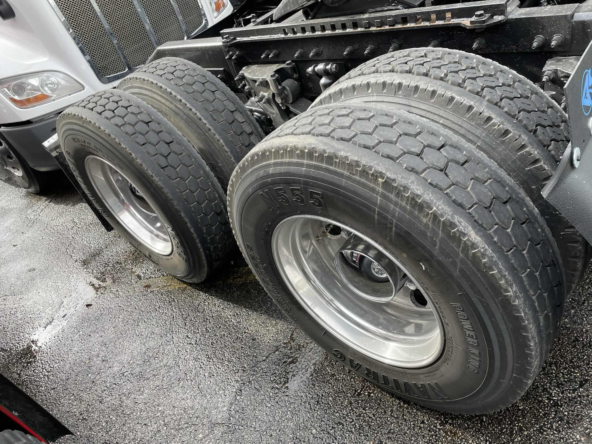 2019 Peterbilt 579 - image 5