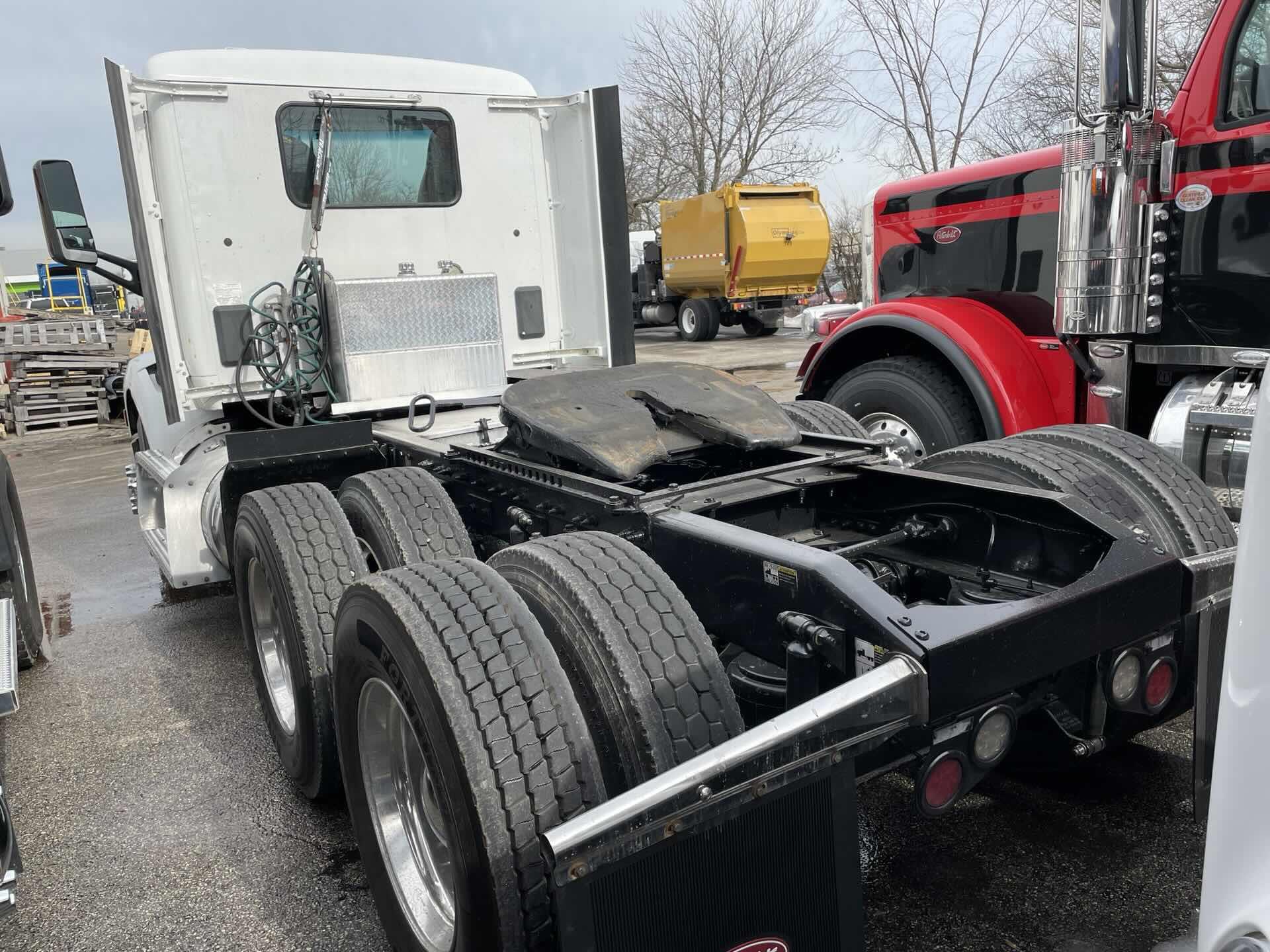 2019 Peterbilt 579 - image 3
