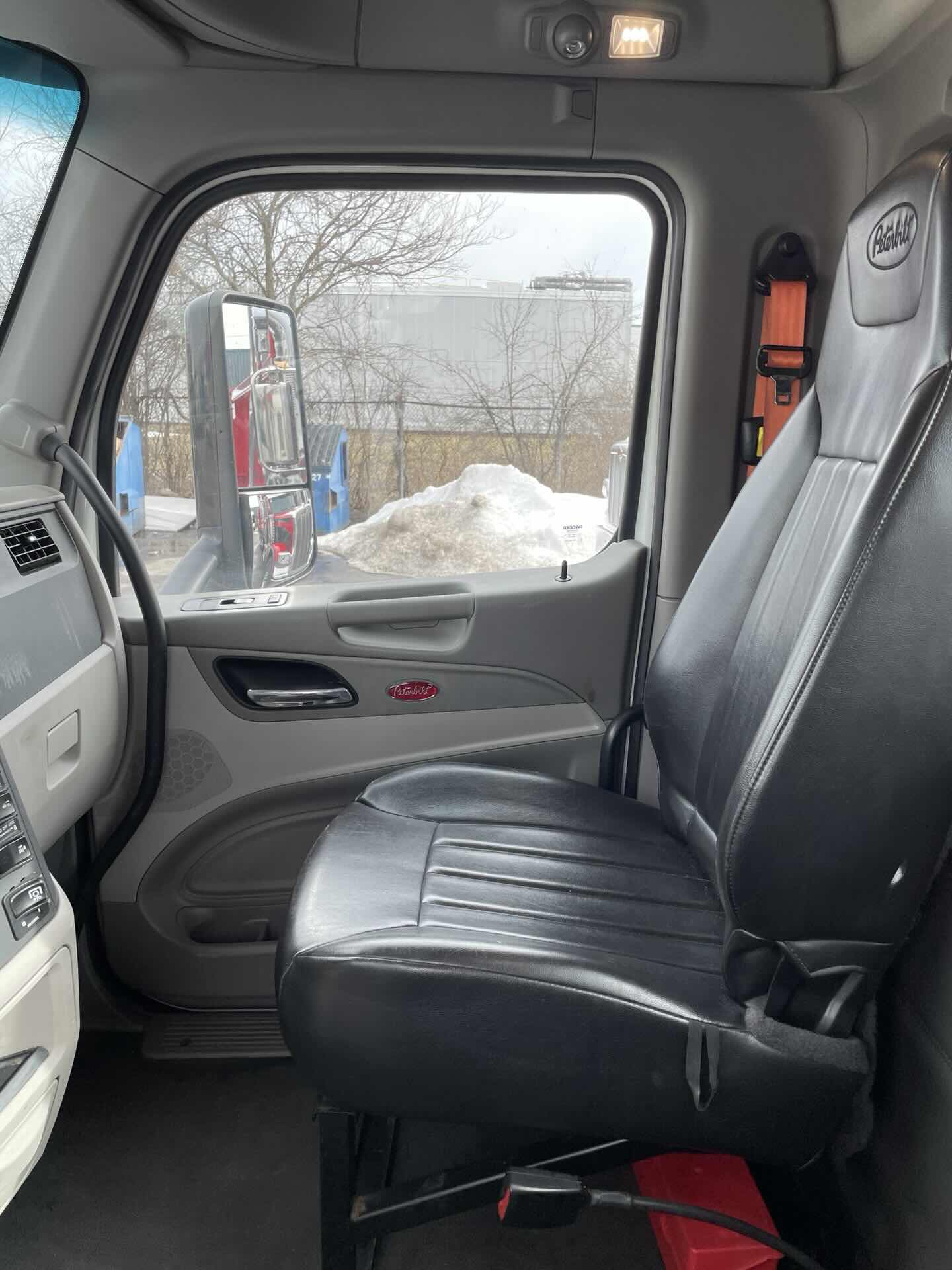 2019 Peterbilt 579 - image 16