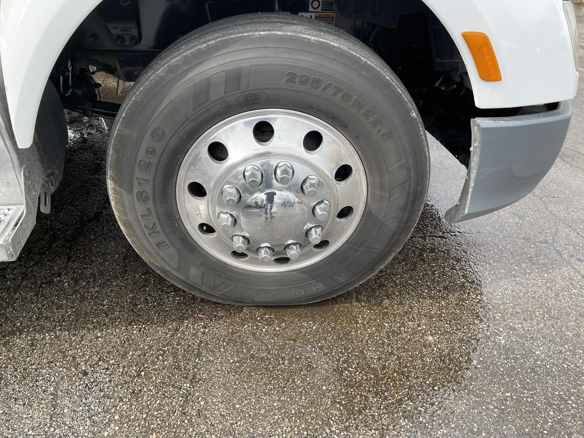 2019 Peterbilt 579 - image 6