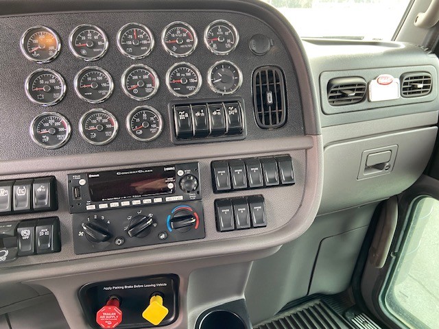 2023 Peterbilt 389 - image 15