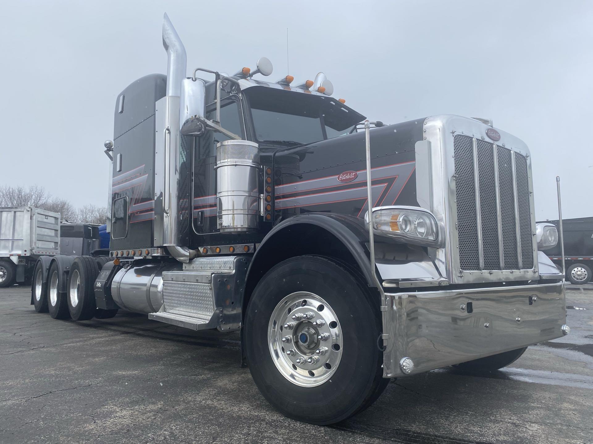 2015 Peterbilt 389 - image 2