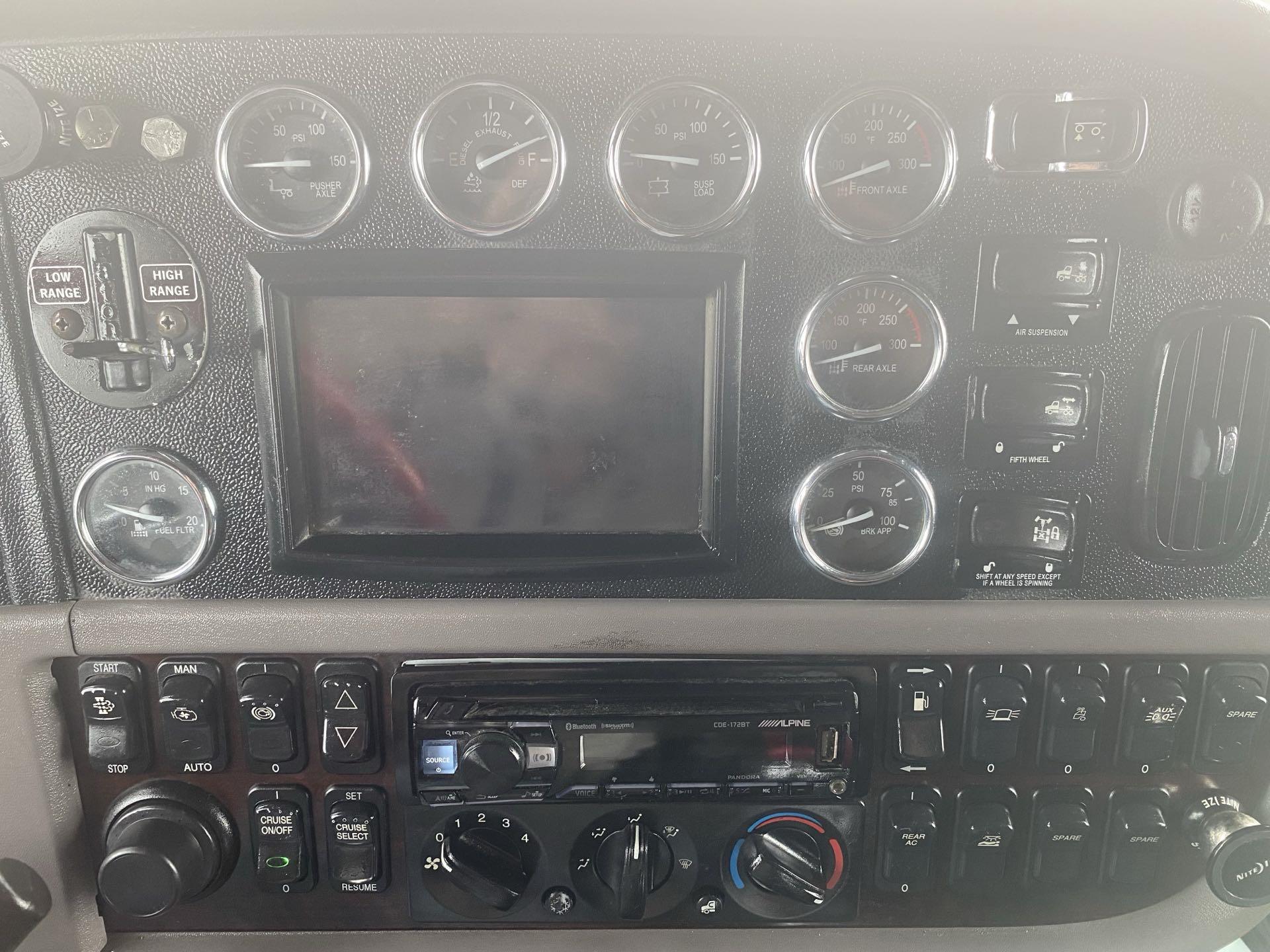 2015 Peterbilt 389 - image 17