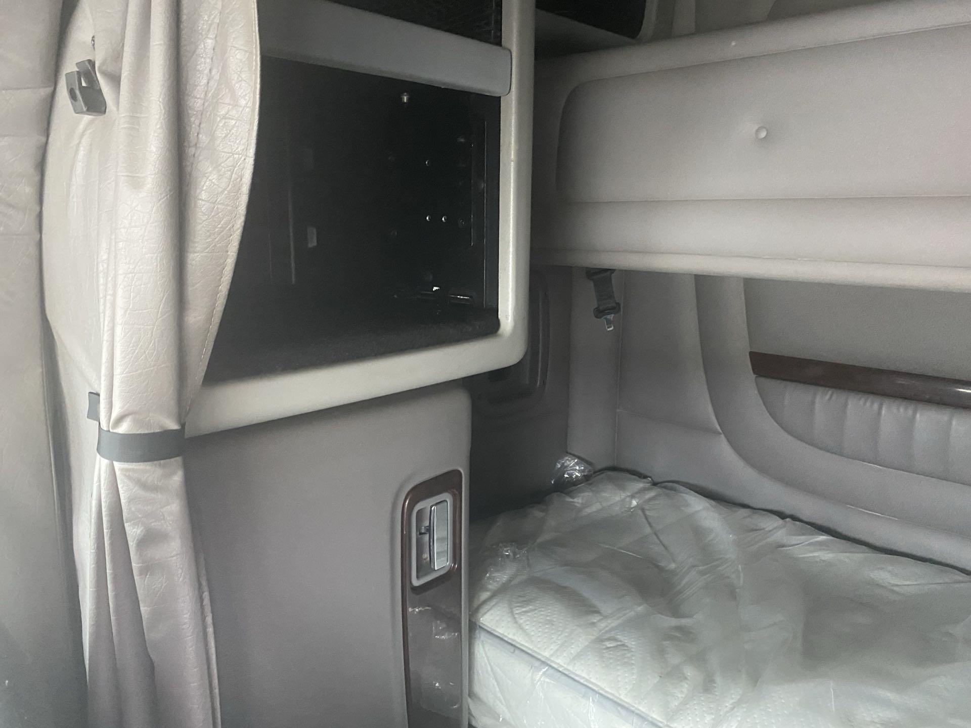 2015 Peterbilt 389 - image 14