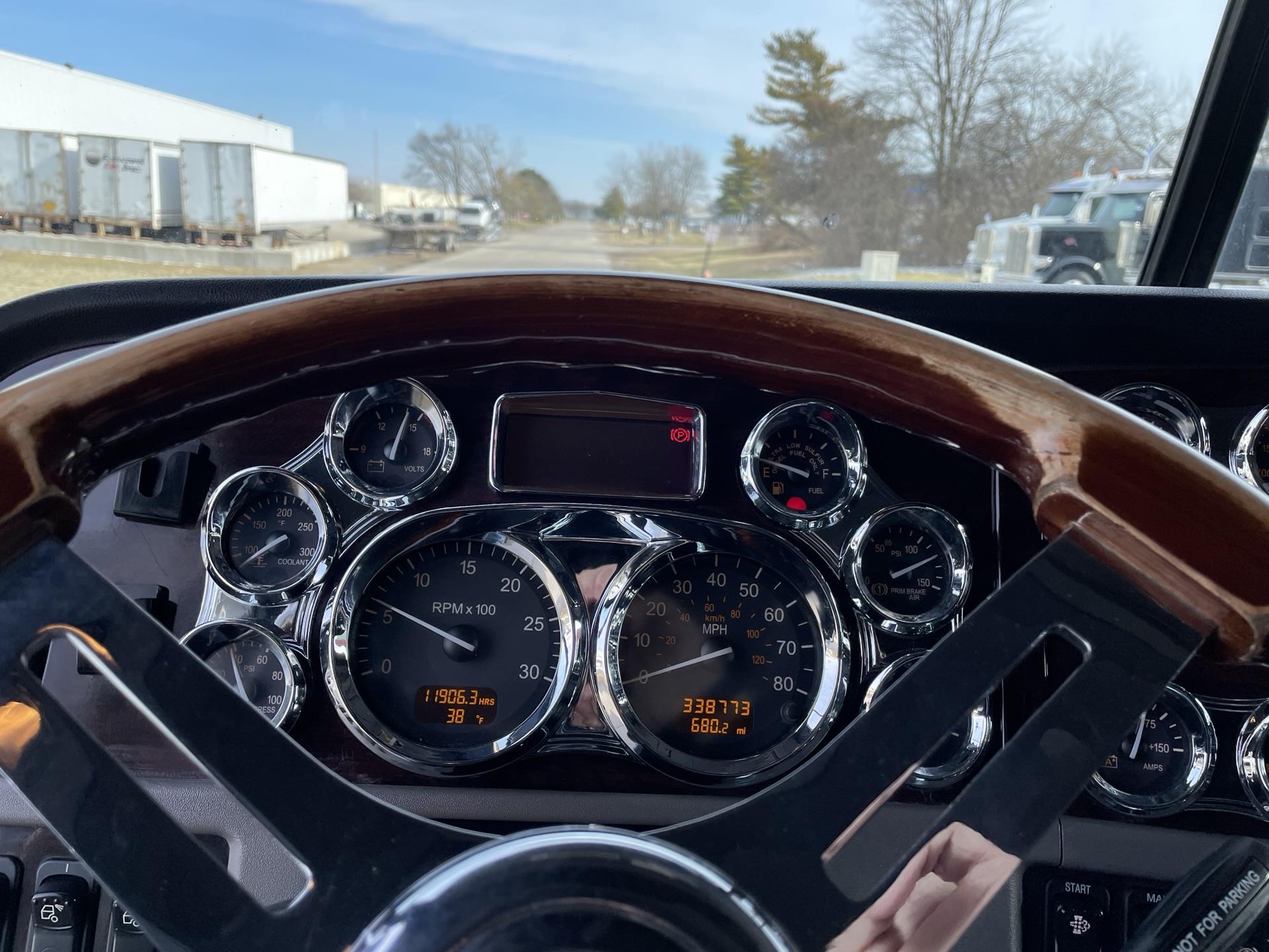 2022 Peterbilt 389 - image 13