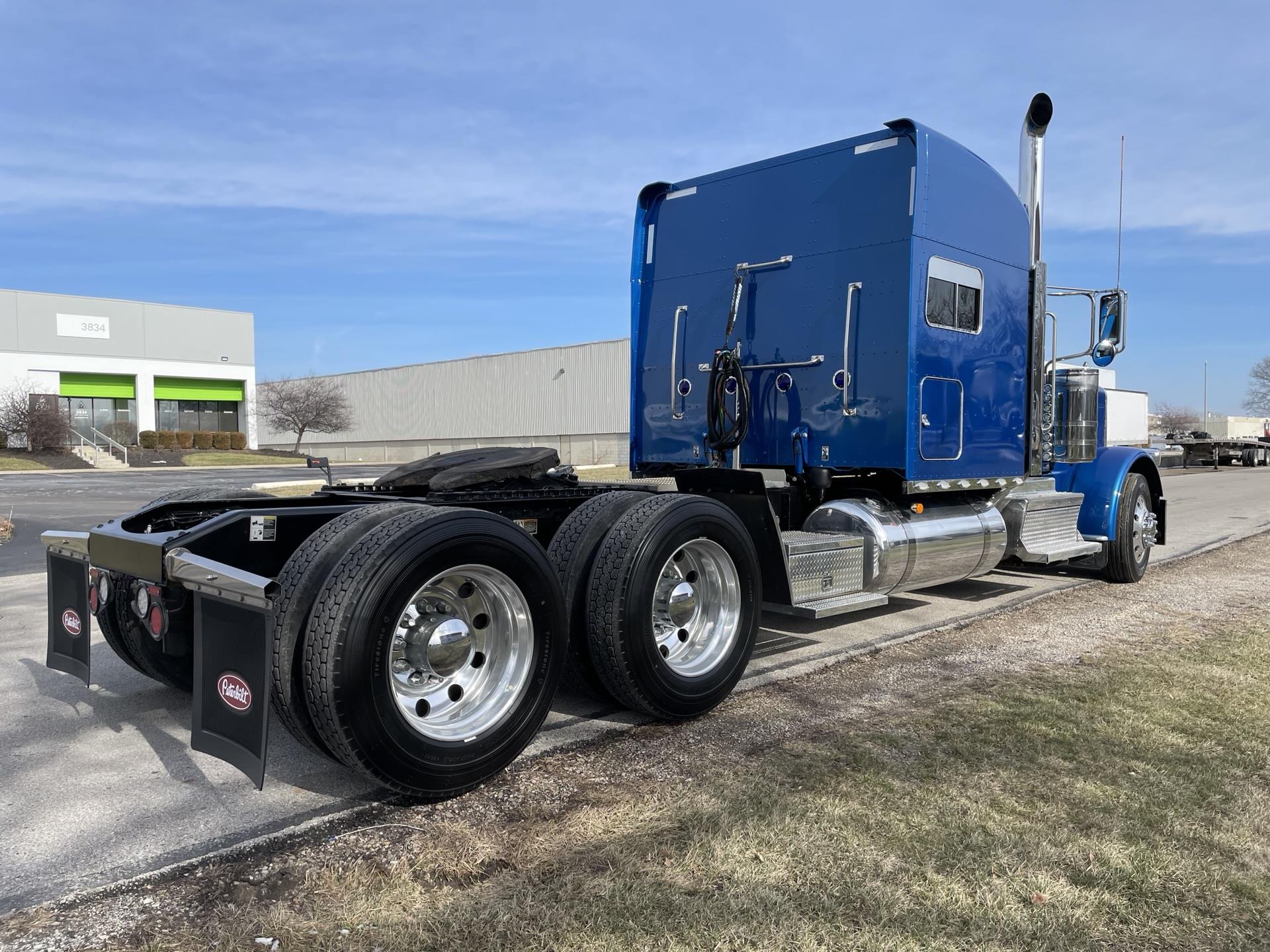 2022 Peterbilt 389 - image 3