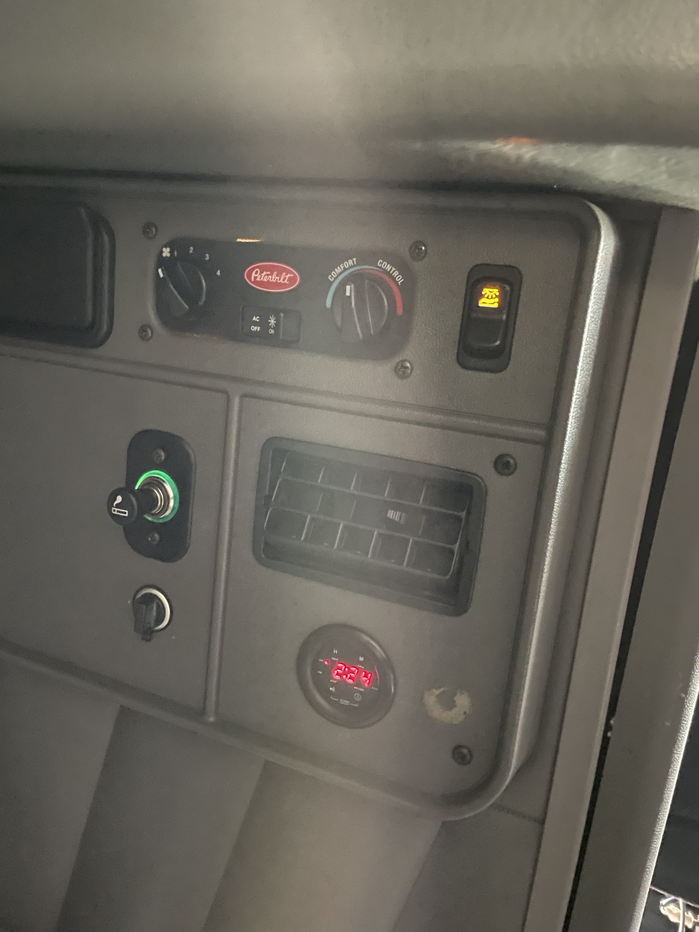 2022 Peterbilt 389 - image 24