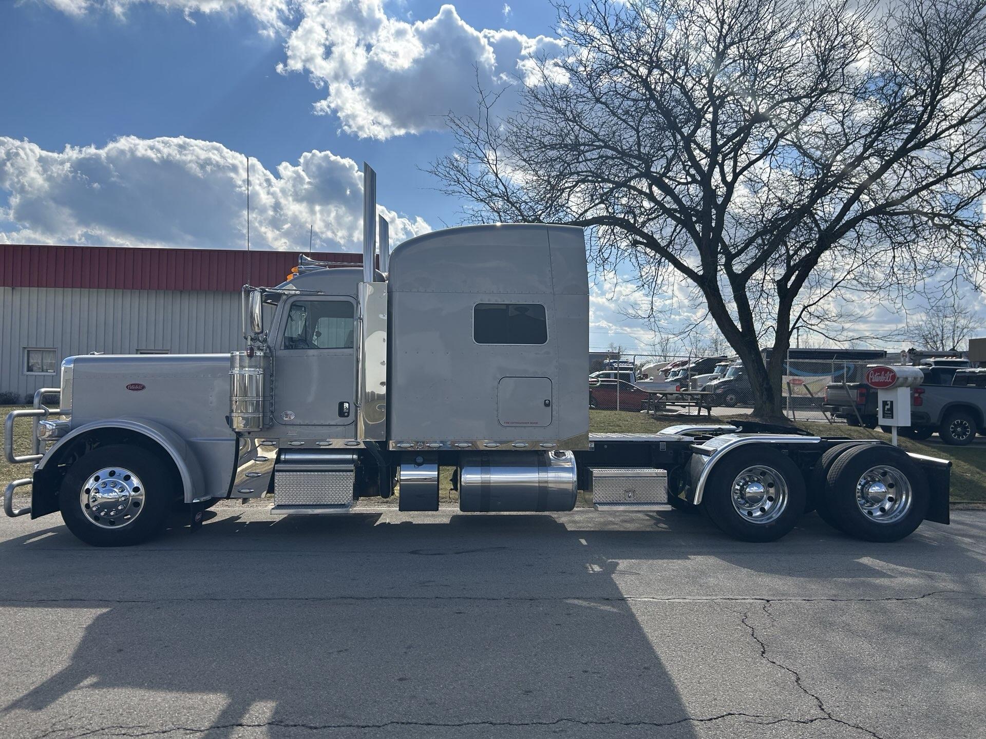 2022 Peterbilt 389 - image 2