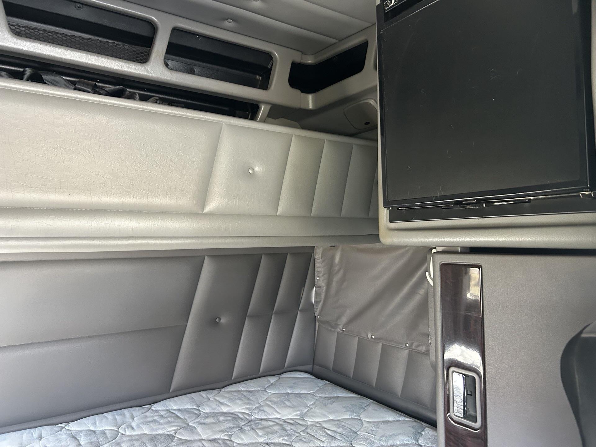 2022 Peterbilt 389 - image 14