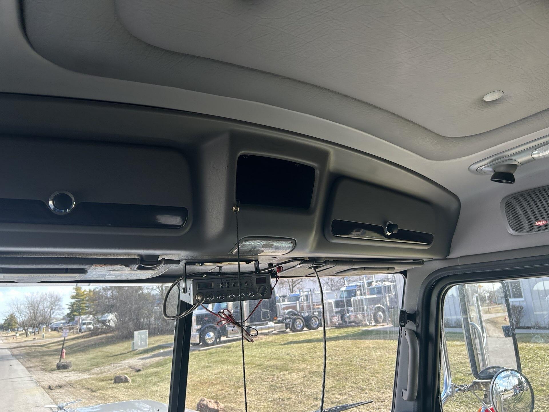 2022 Peterbilt 389 - image 15