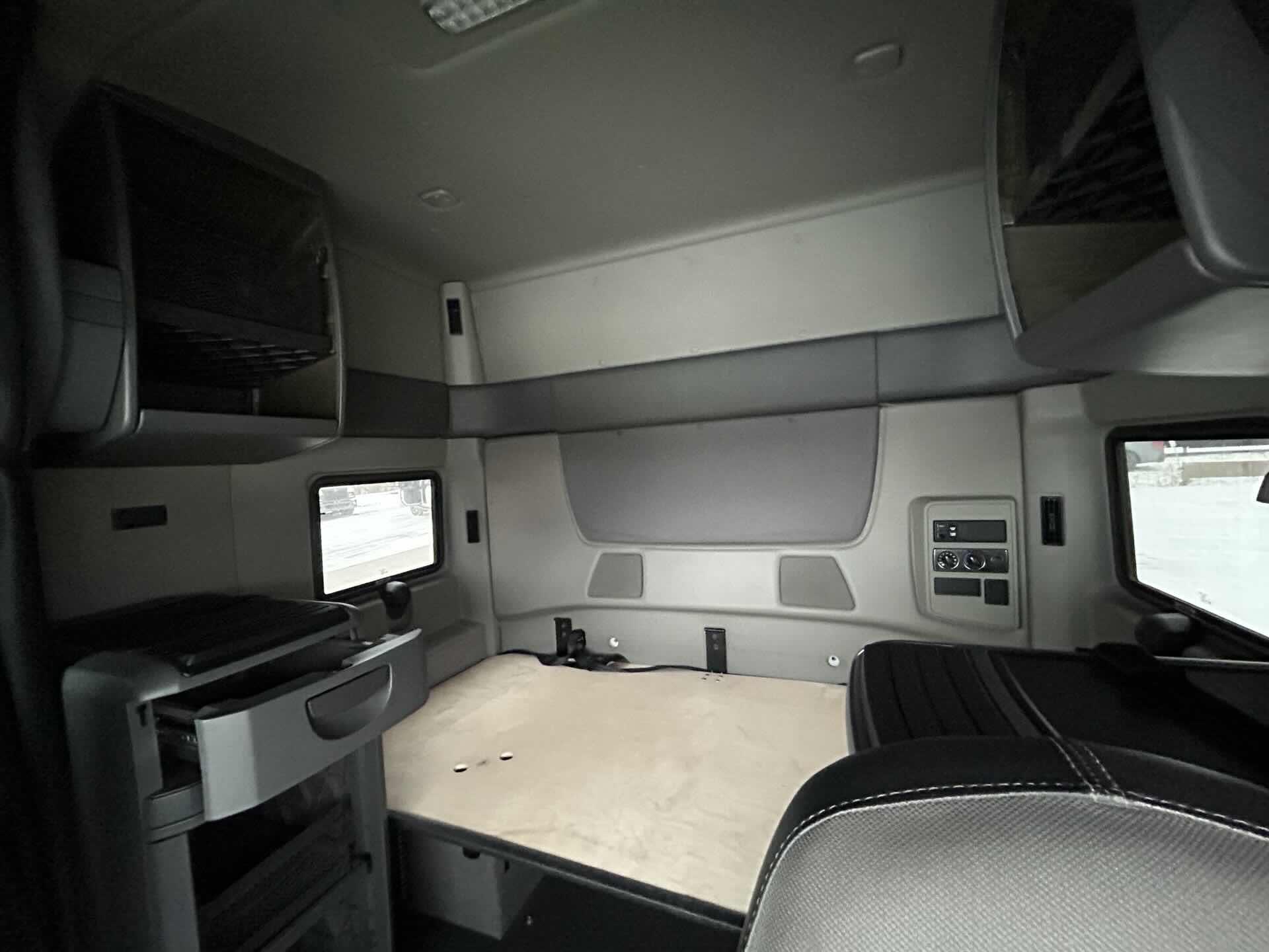 2019 International LT - image 7