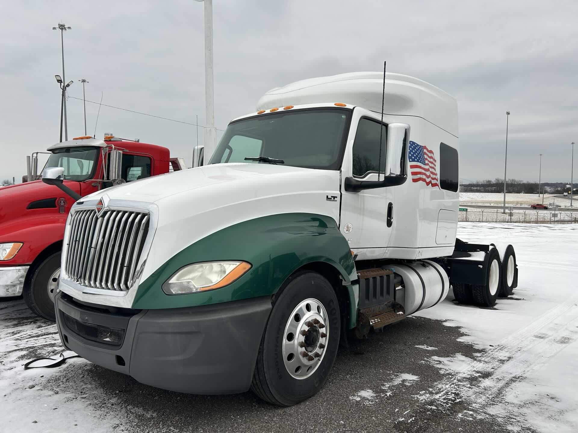 2019 International LT - image 3