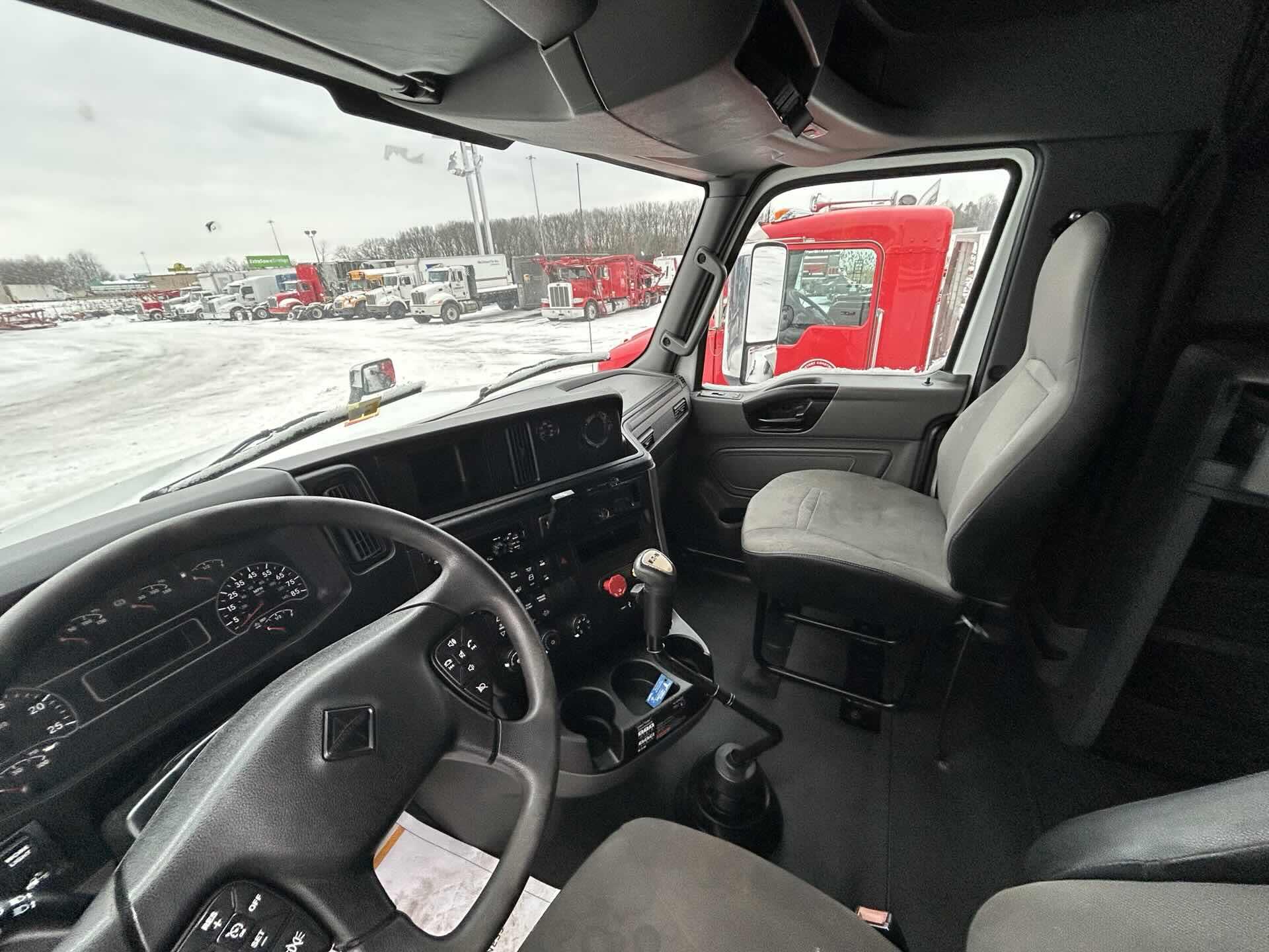 2019 International LT - image 6