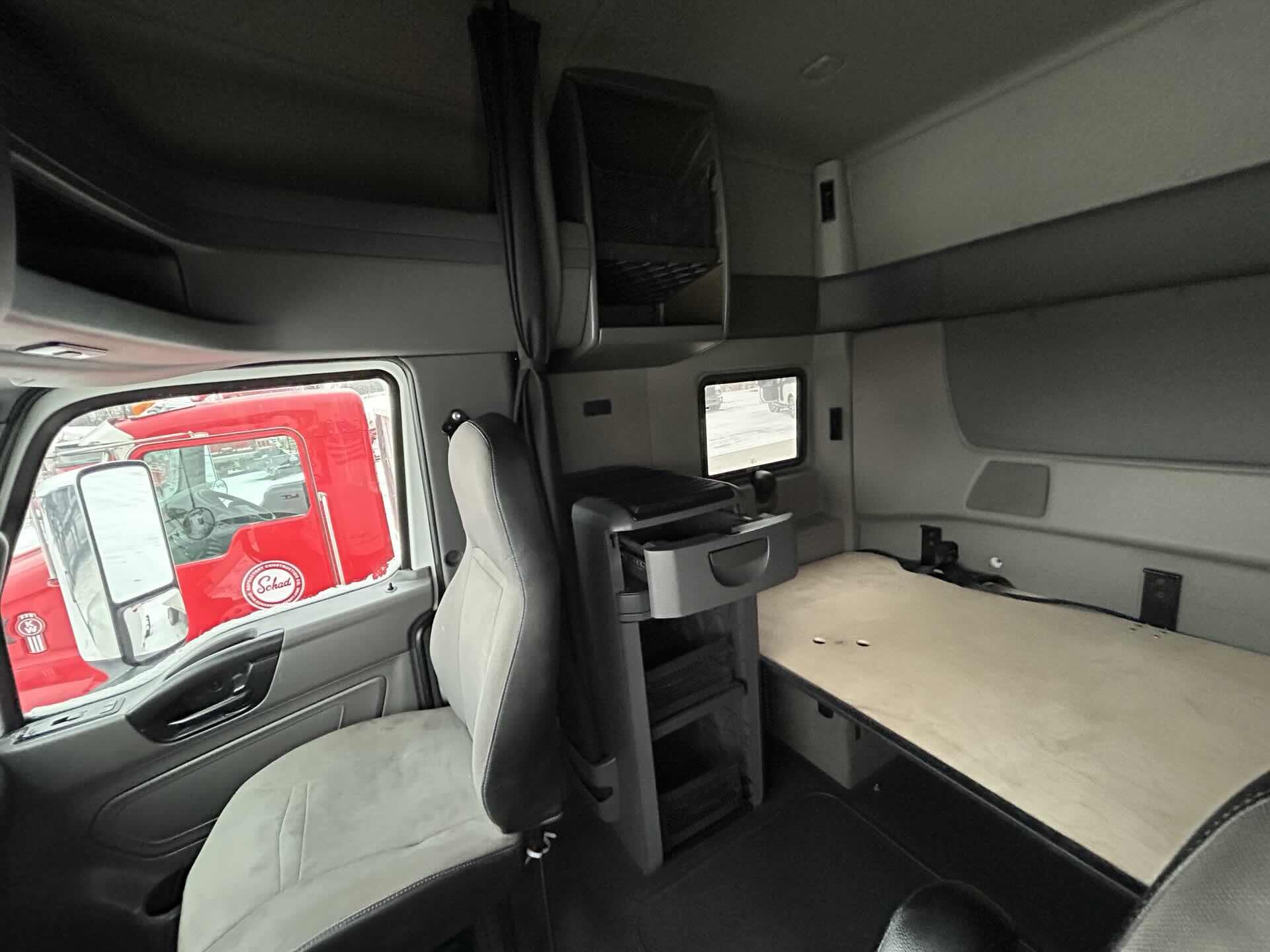 2019 International LT - image 8