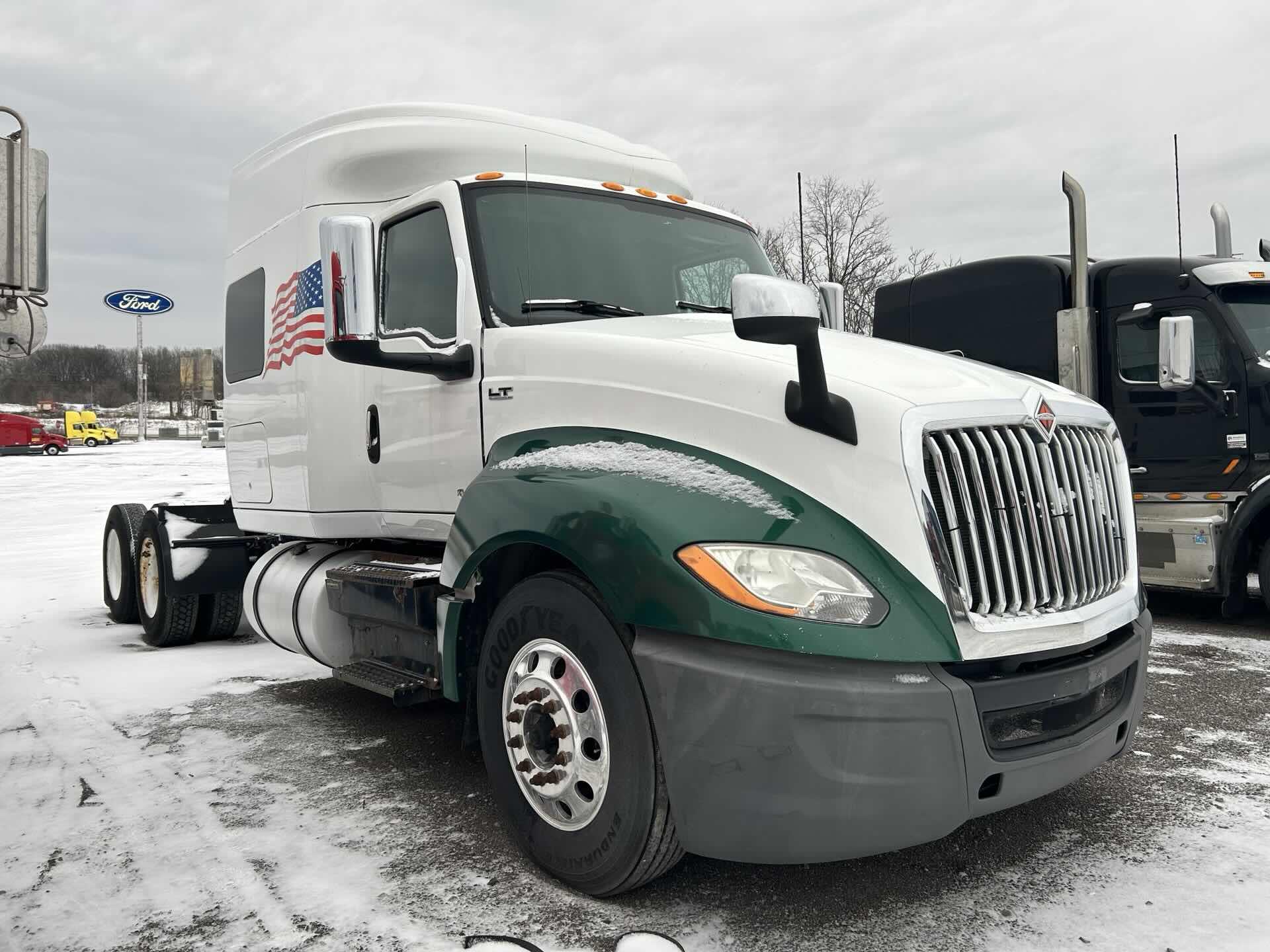 2019 International LT - image 1