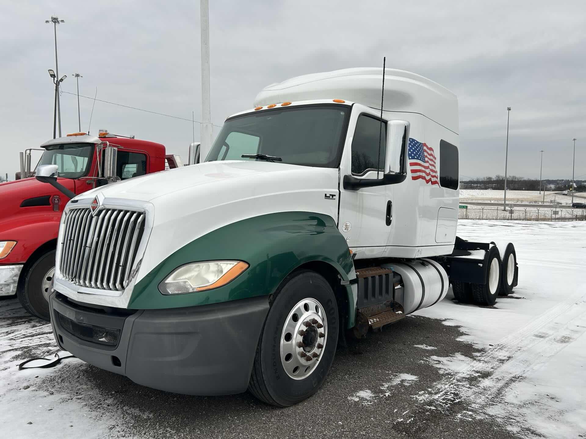 2019 International LT - image 2