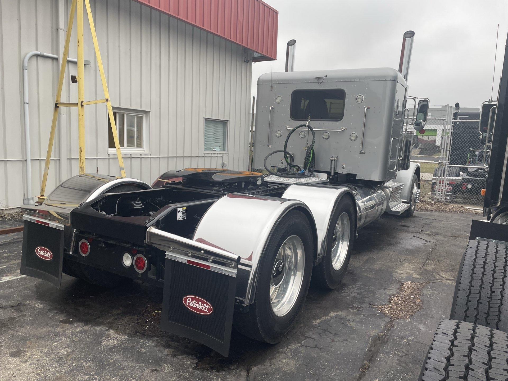 2023 Peterbilt 389 - image 3
