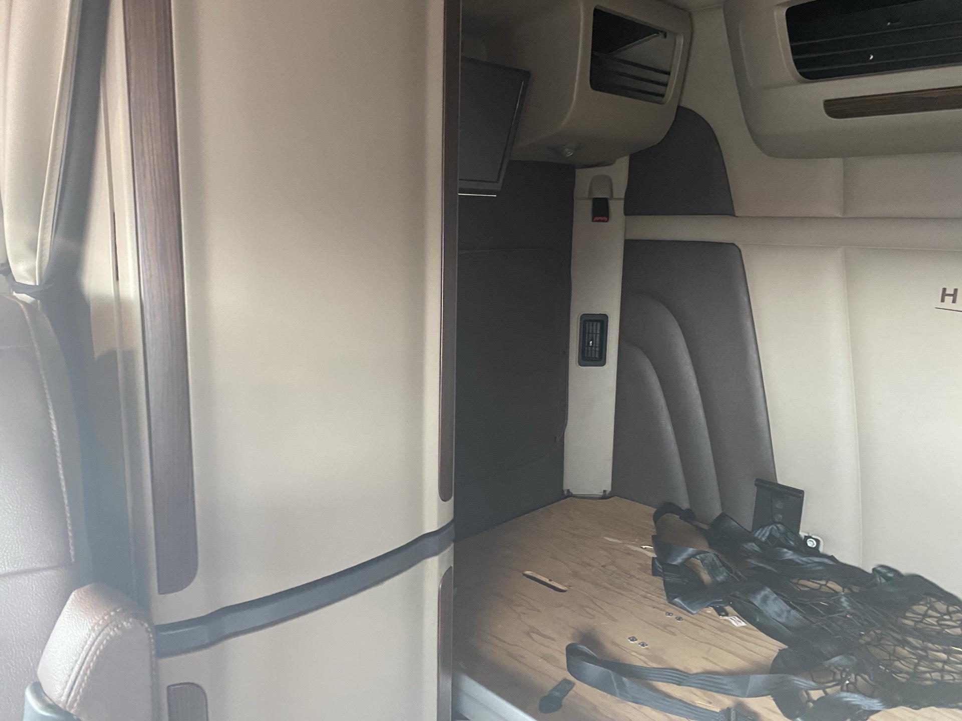 2018 Peterbilt 567 - image 13