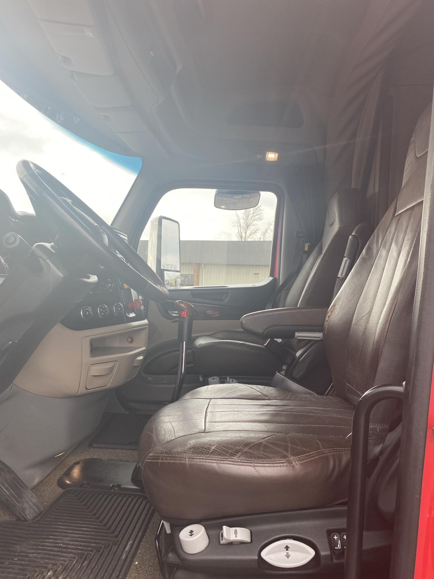 2018 Peterbilt 567 - image 10