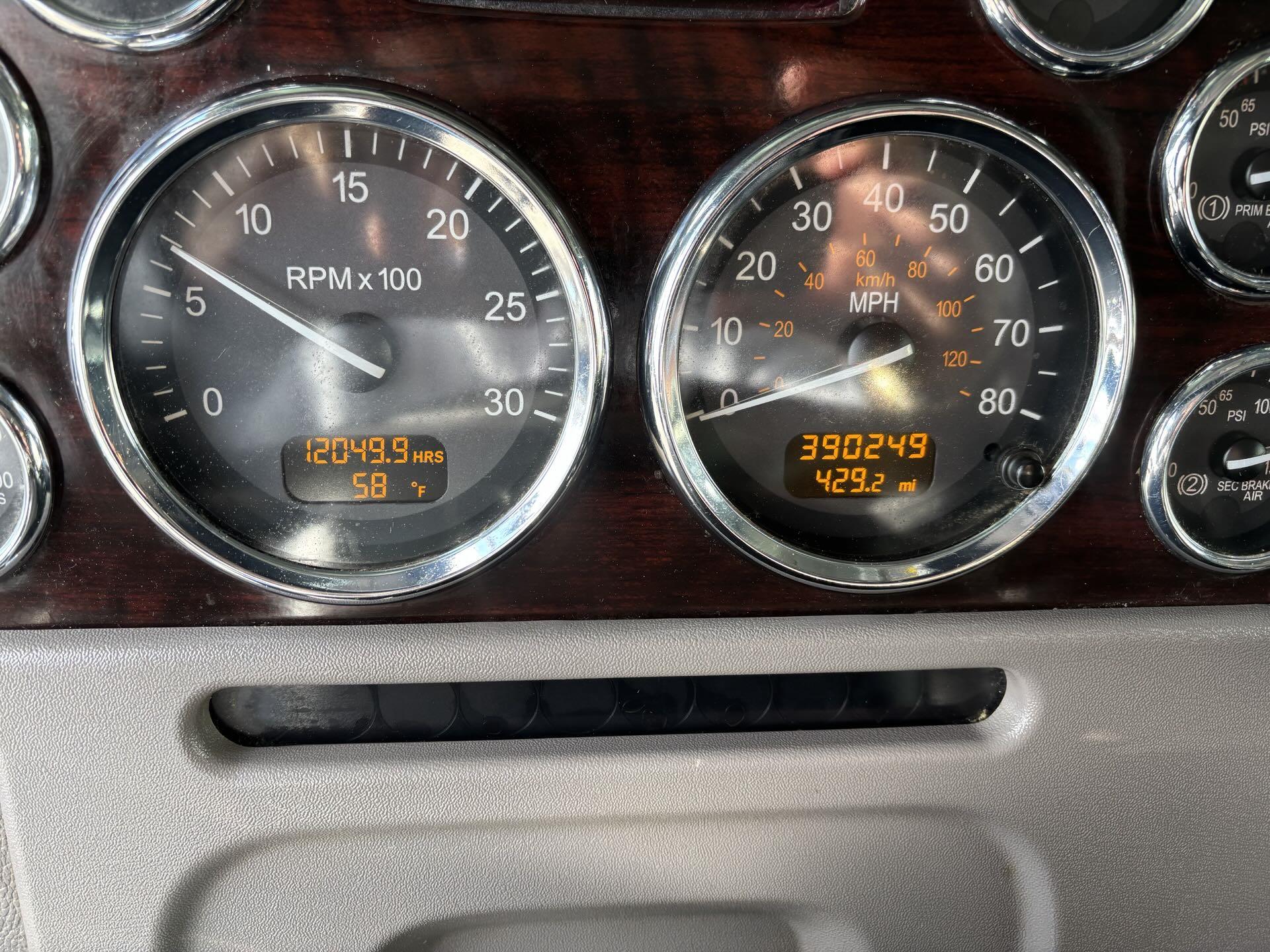 2020 Peterbilt 389 - image 10