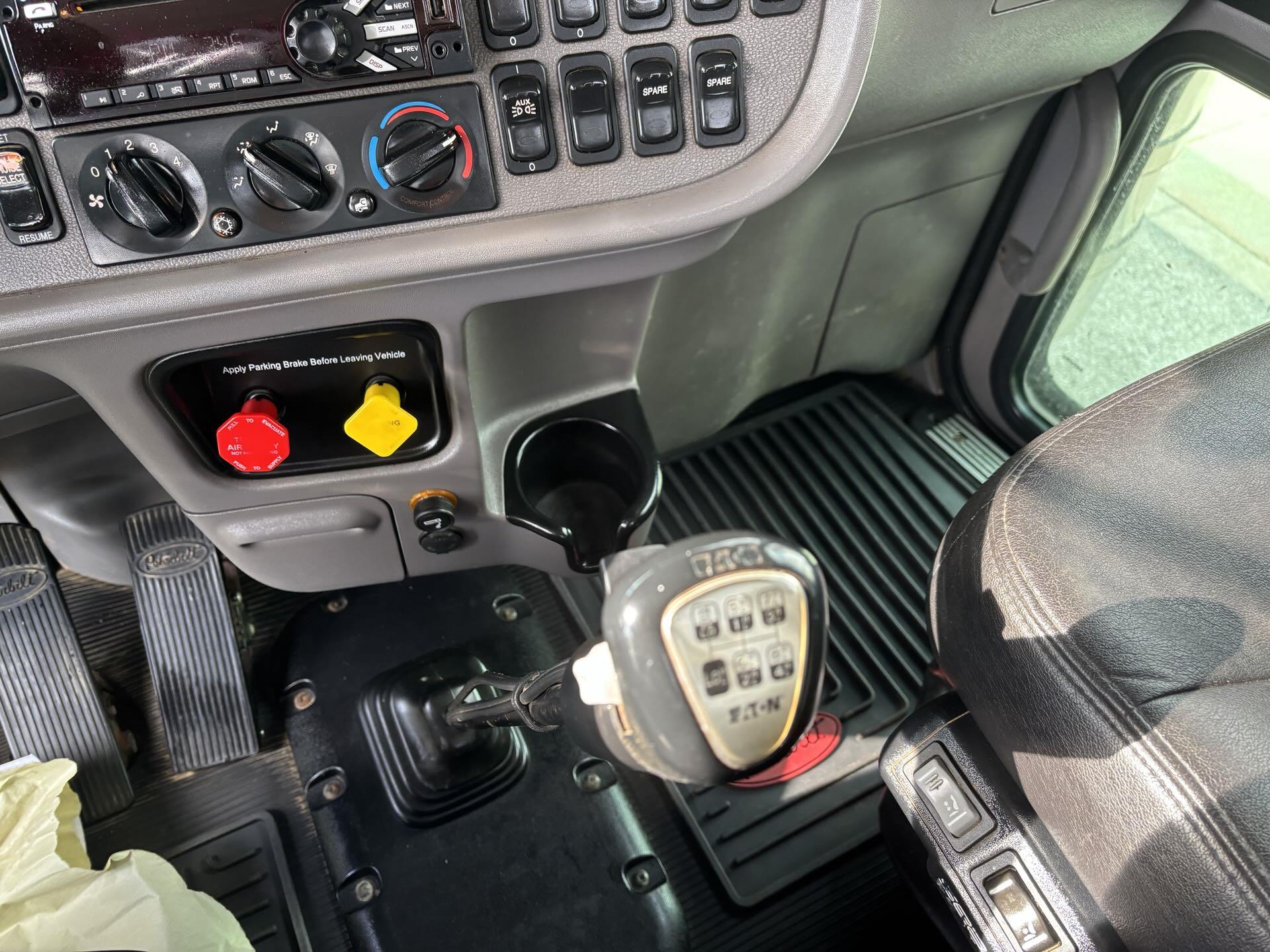 2020 Peterbilt 389 - image 12