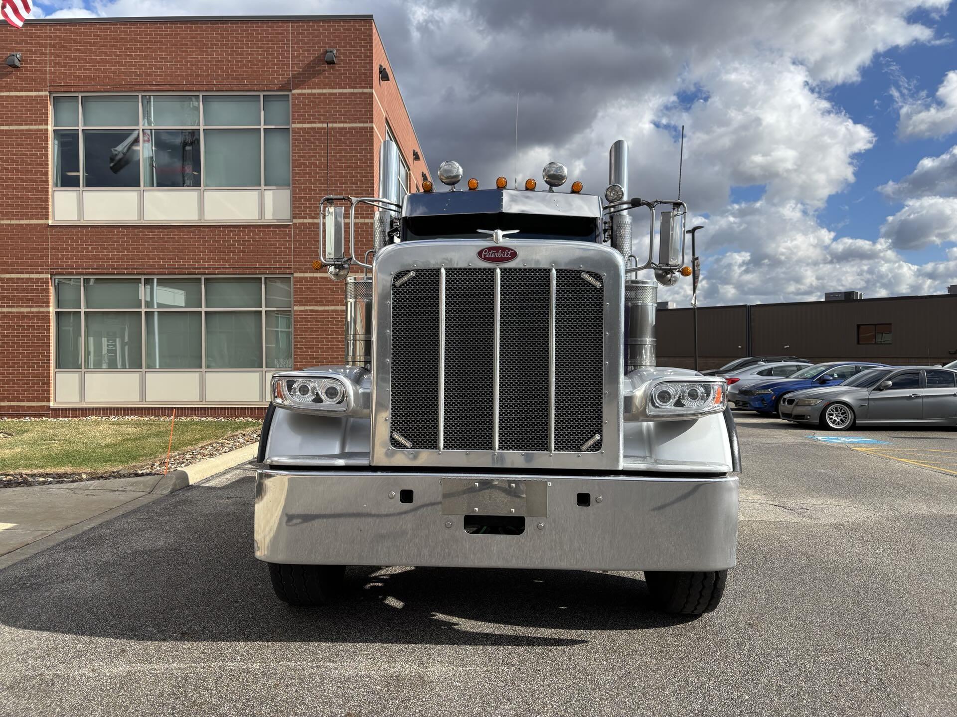 2020 Peterbilt 389 - image 3