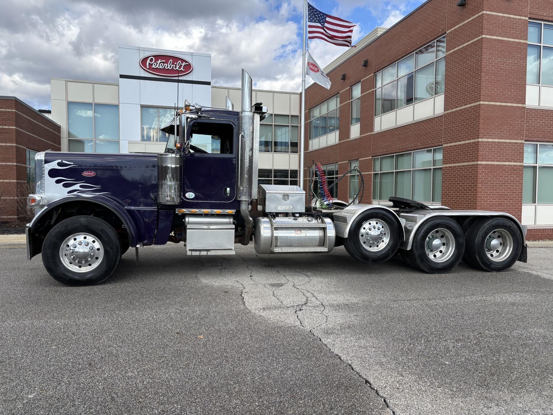2020 Peterbilt 389 - image 2