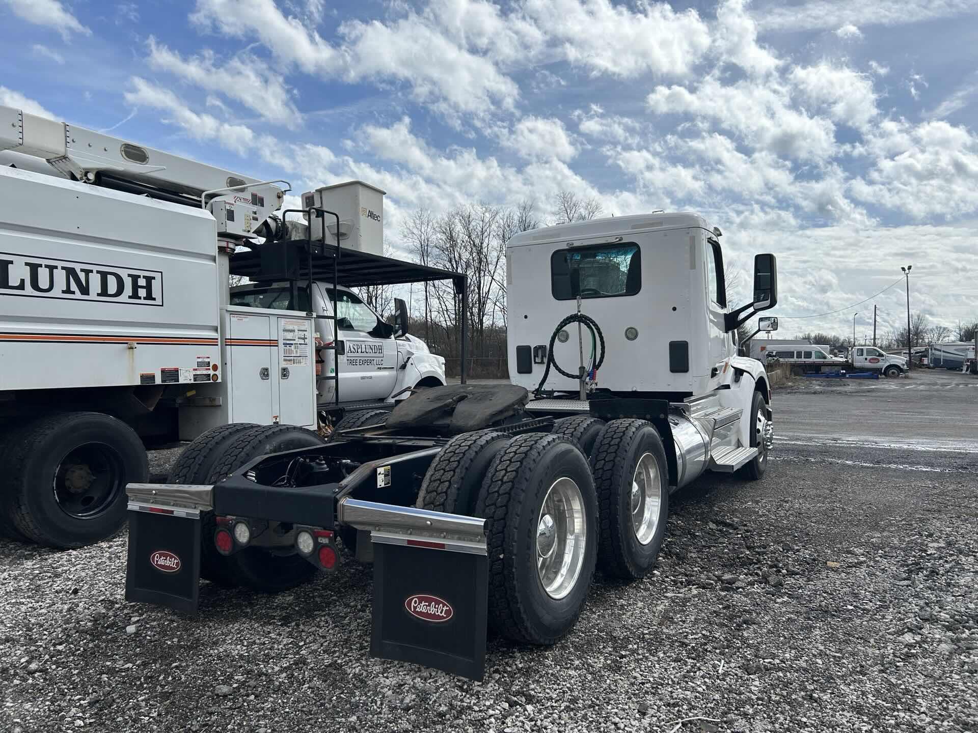 2021 Peterbilt 579 - image 3
