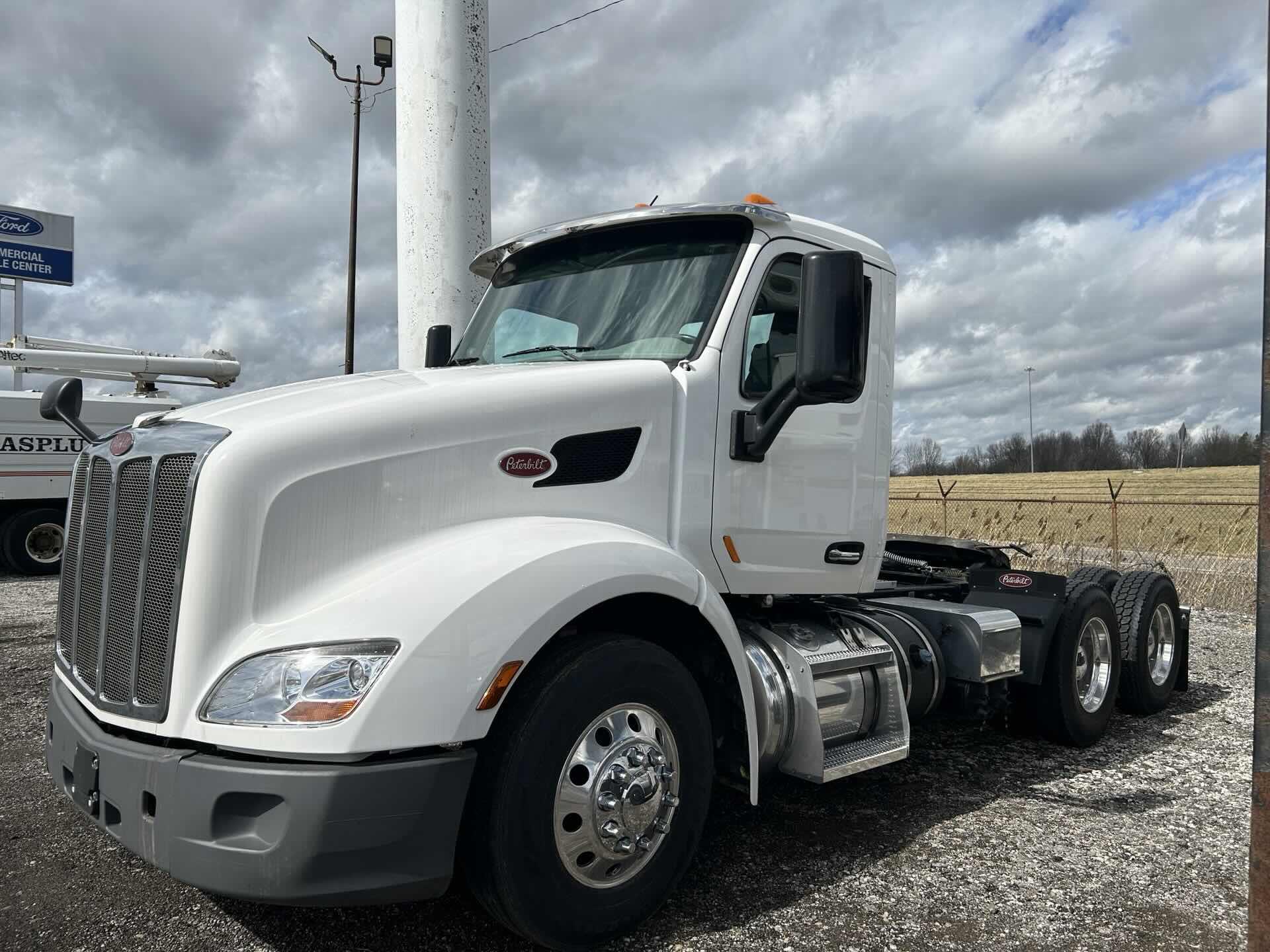 2021 Peterbilt 579 - image 1
