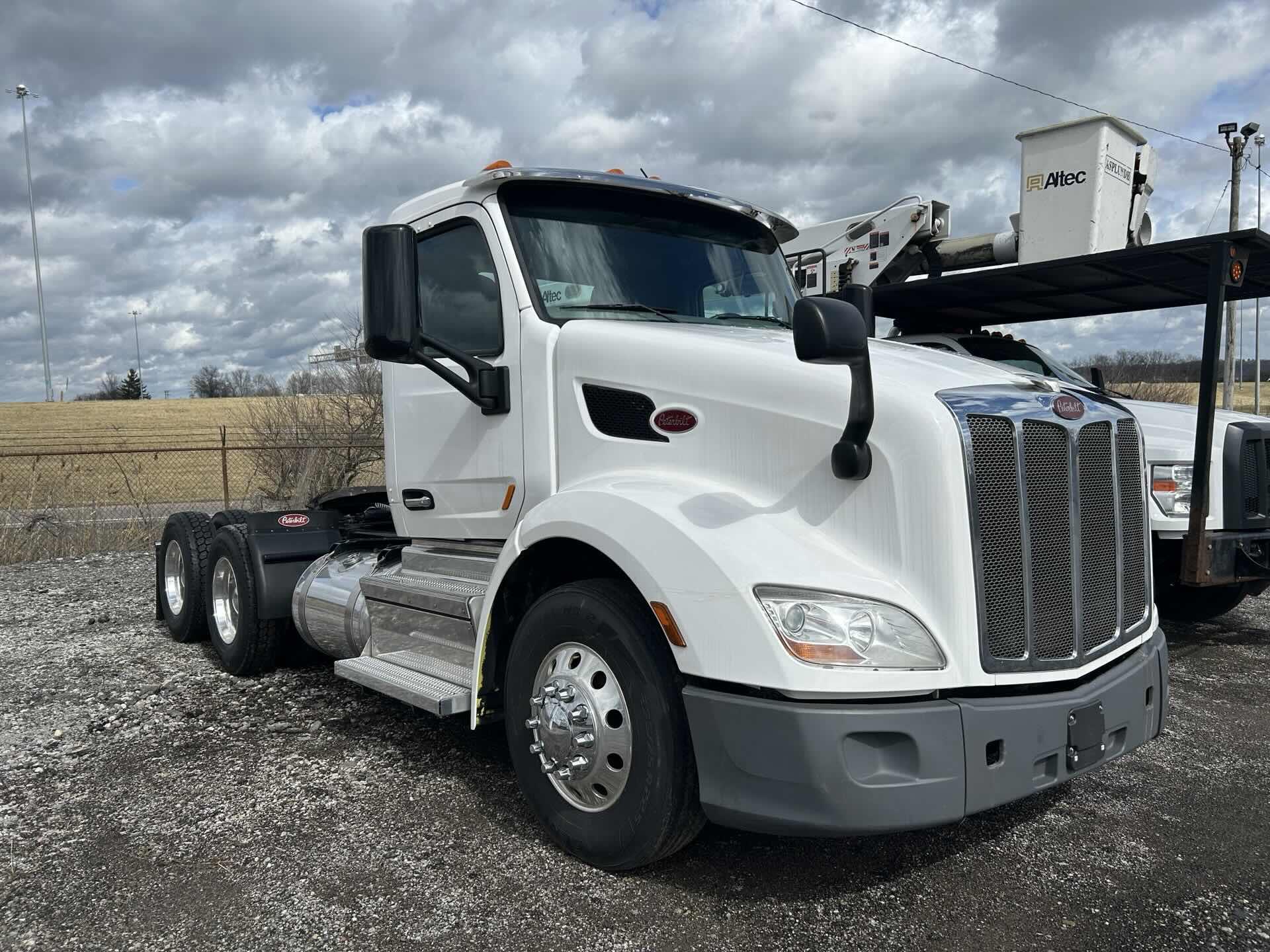 2021 Peterbilt 579 - image 2