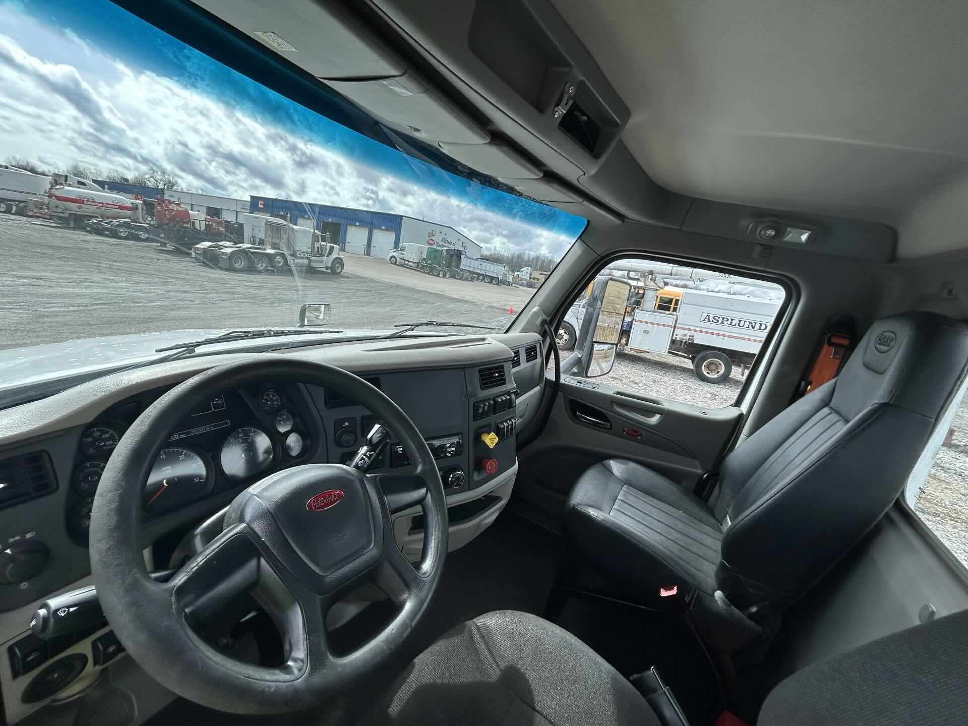 2021 Peterbilt 579 - image 6