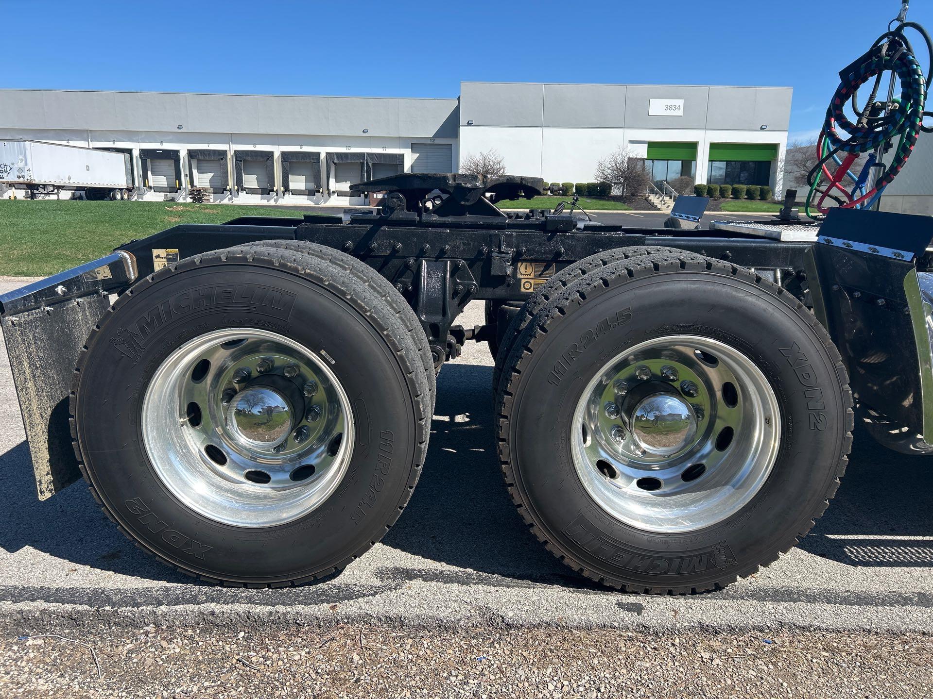 2022 Peterbilt 389 - image 4