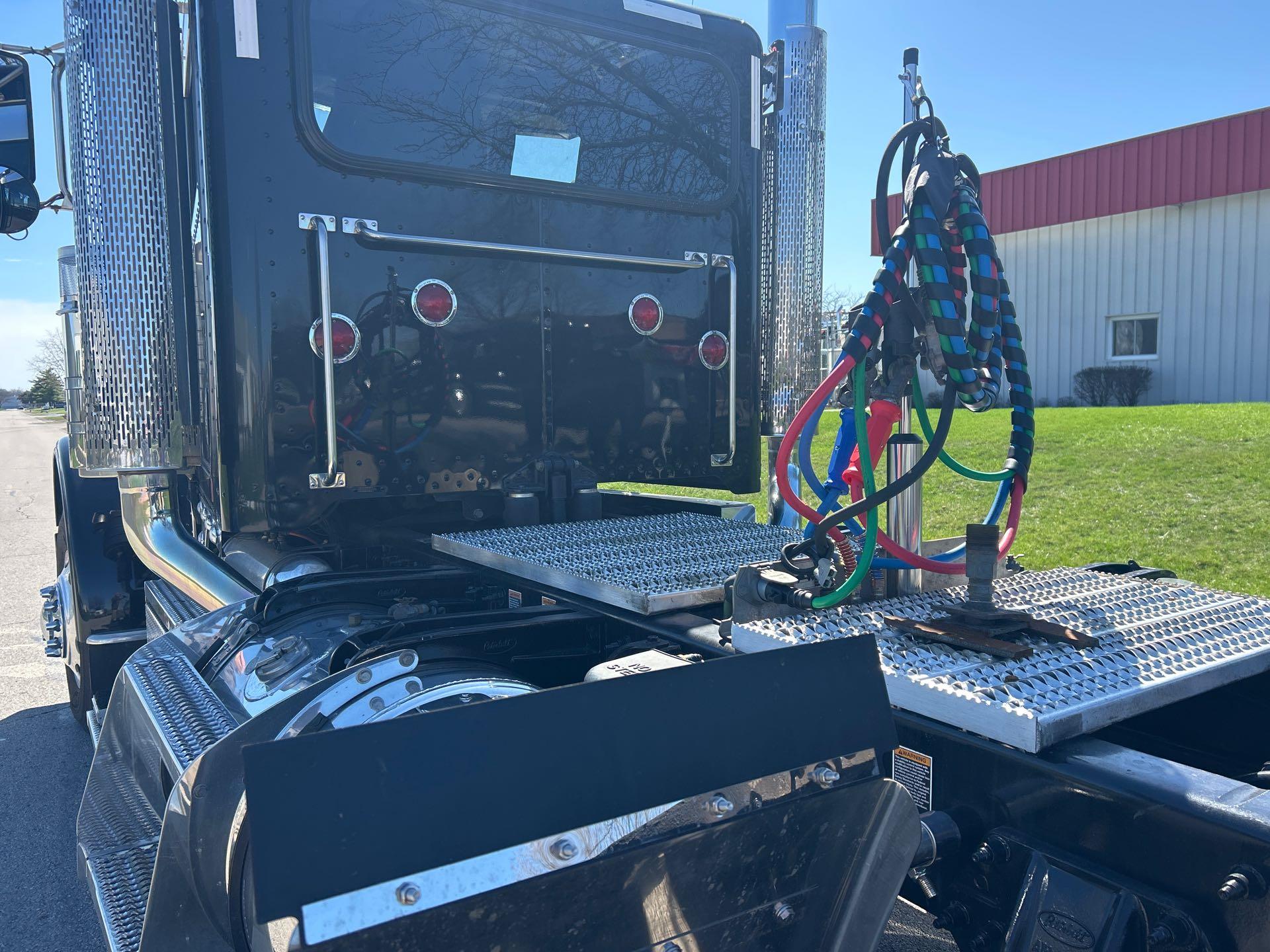 2022 Peterbilt 389 - image 9